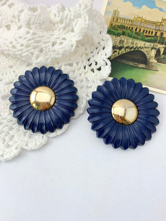 Boucles d'oreille clips vintage plastique pâquerette bleu et or