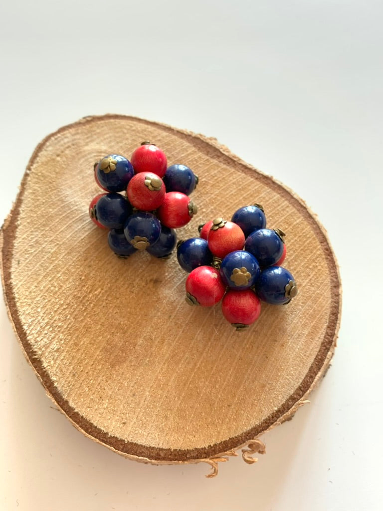 Boucles d'oreilles clips vintage fleurs perles de bois bleu rose la friperie vintage 25