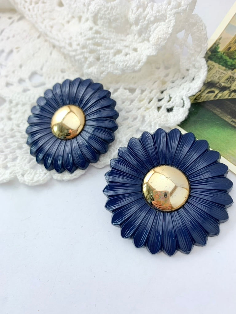 Boucles d'oreille clips vintage plastique pâquerette bleu et or la friperie vintage 25