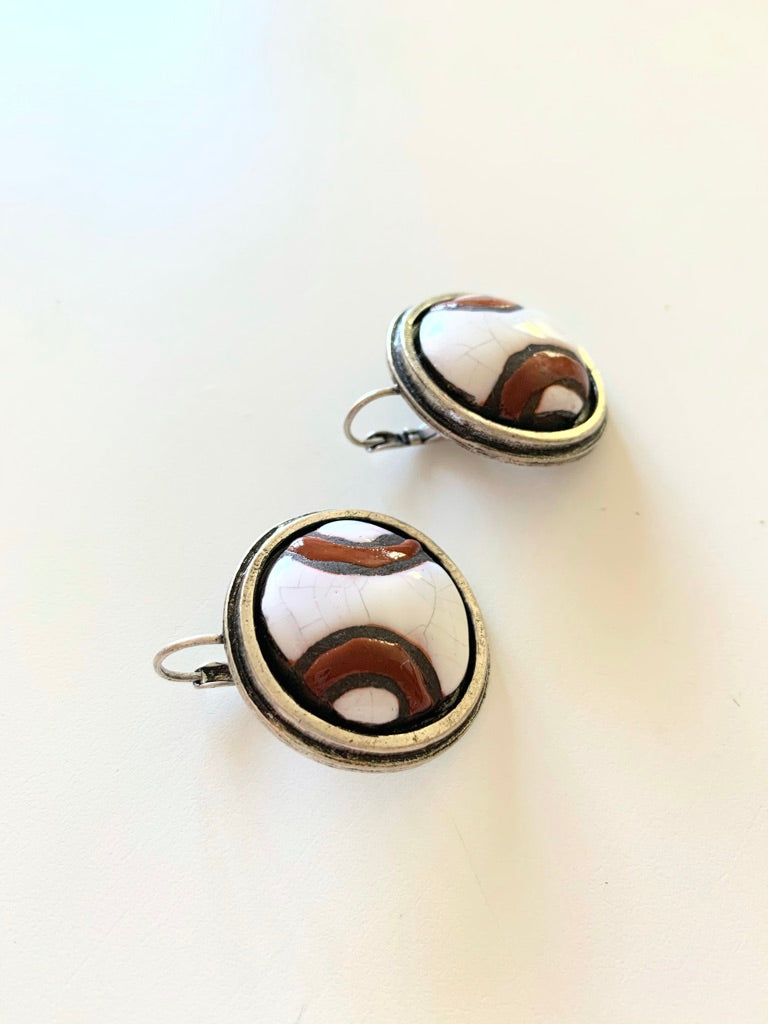 Boucles d'oreille dormeuses signées Lhassa ronde blanches et rouge La friperie vintage la friperie vintage 25