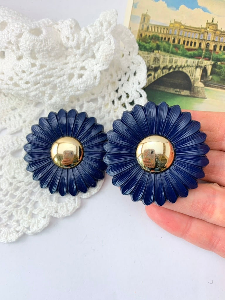 Boucles d'oreille clips vintage plastique pâquerette bleu et or la friperie vintage 25