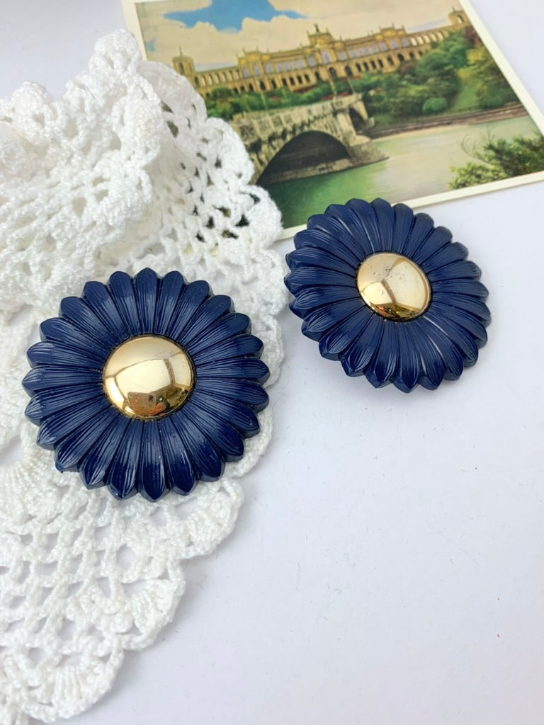 Boucles d'oreille clips vintage plastique pâquerette bleu et or la friperie vintage 25