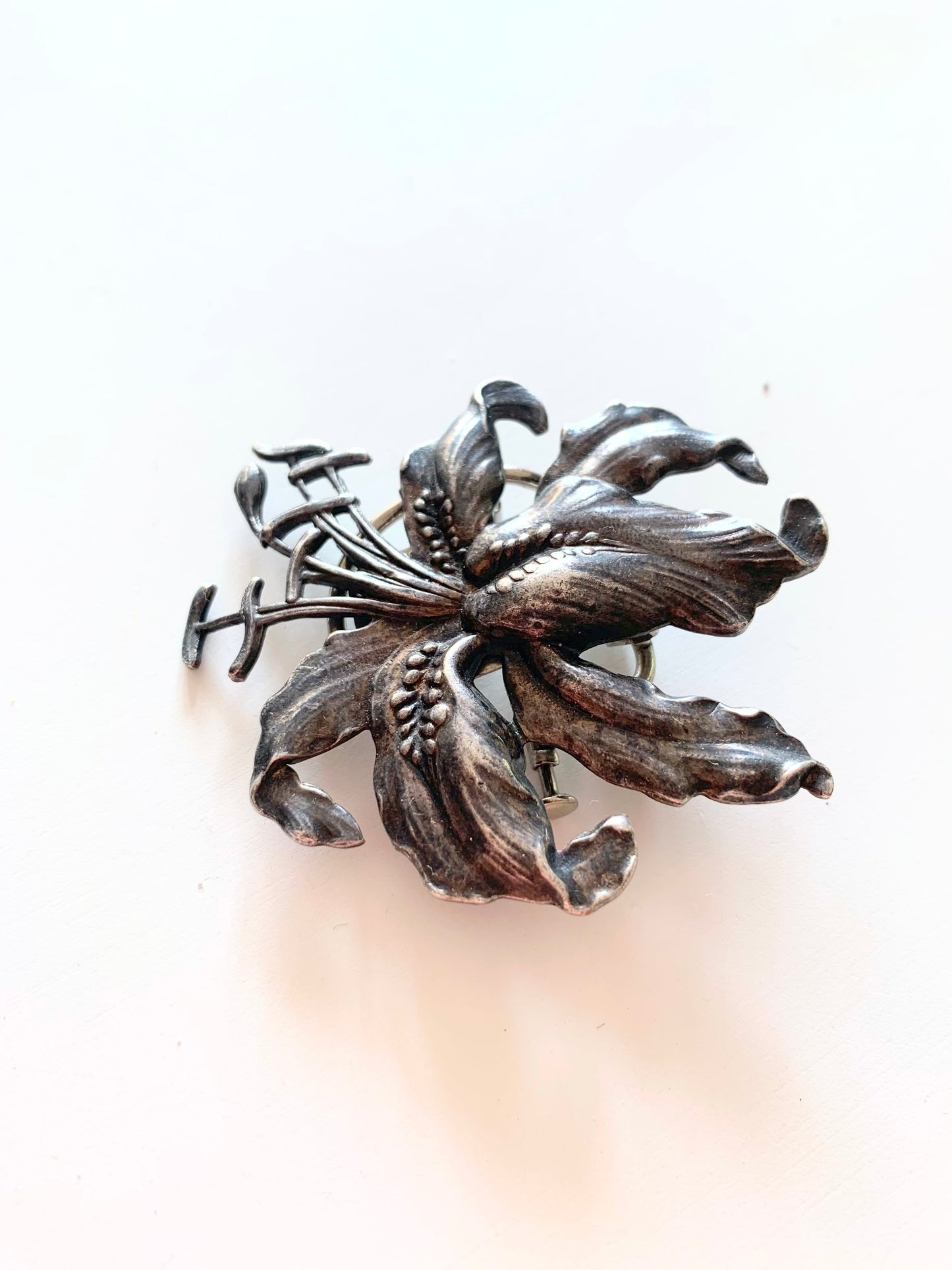 Broche ancienne Fleur de Lys métal argenté la friperie vintage 25