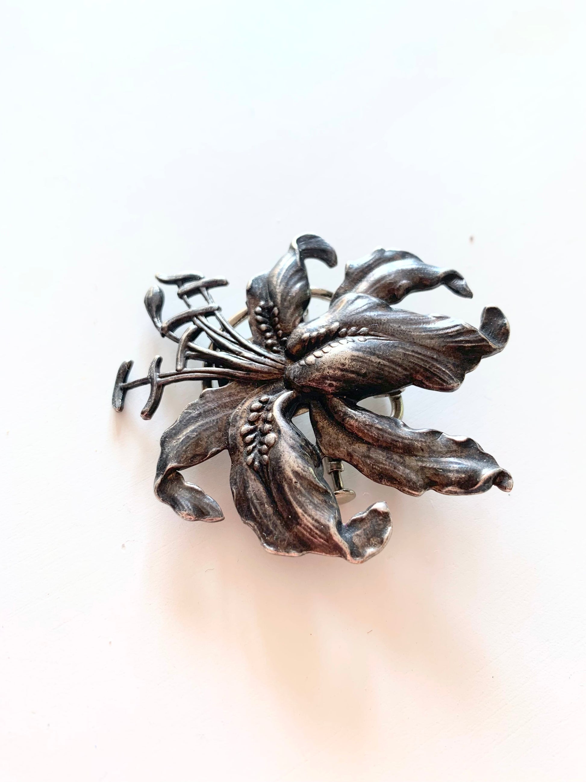 Broche ancienne Fleur de Lys métal argenté la friperie vintage 25