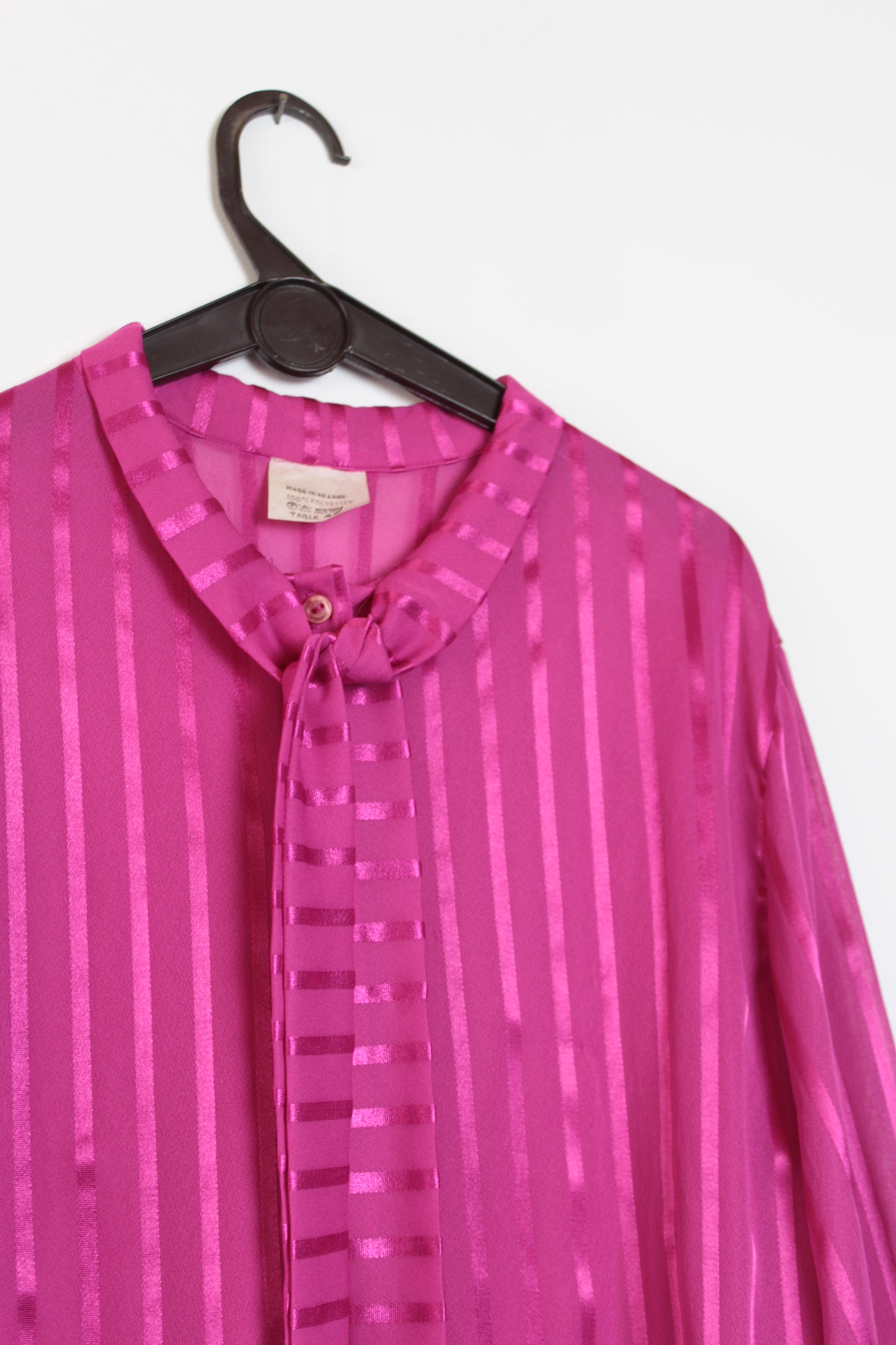 Chemisier vintage rose fuchsia à lignes satinées et col lavallière