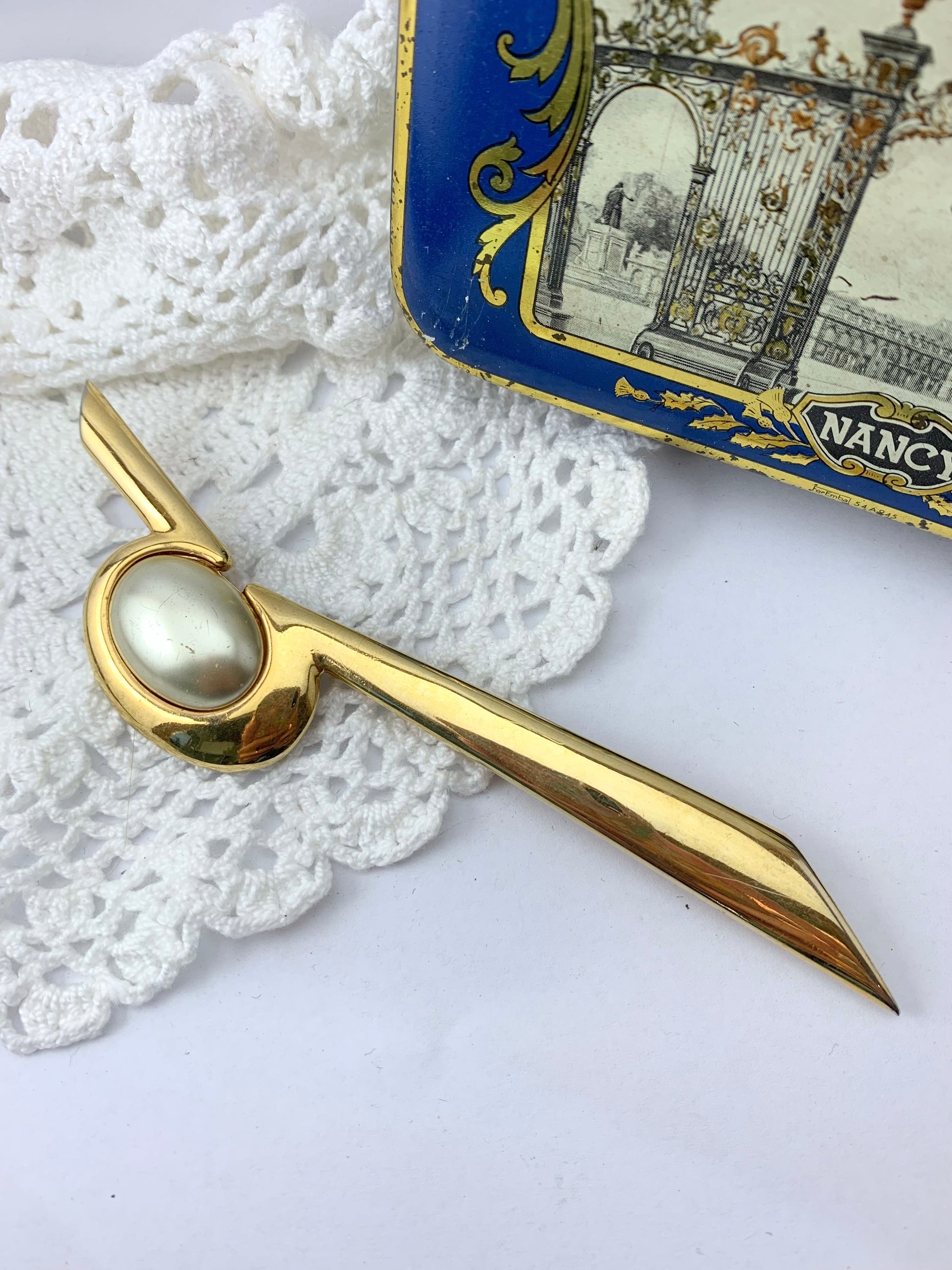 Grande broche vintage métal doré et cabochon nacré P&M la friperie vintage 25