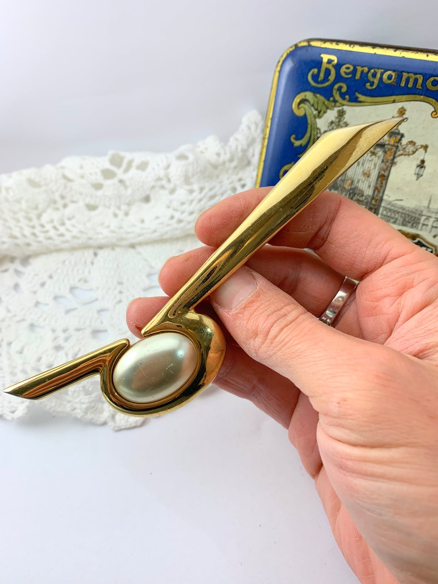 Grande broche vintage métal doré et cabochon nacré P&M la friperie vintage 25