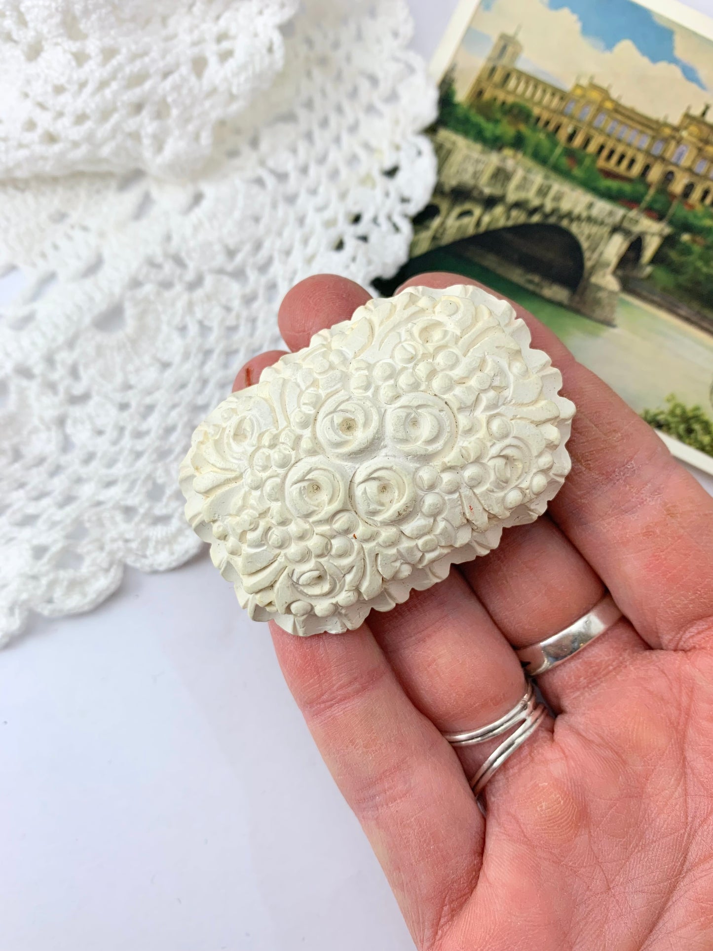 Broche ancienne bois blanc sculpté de fleurs la friperie vintage 25