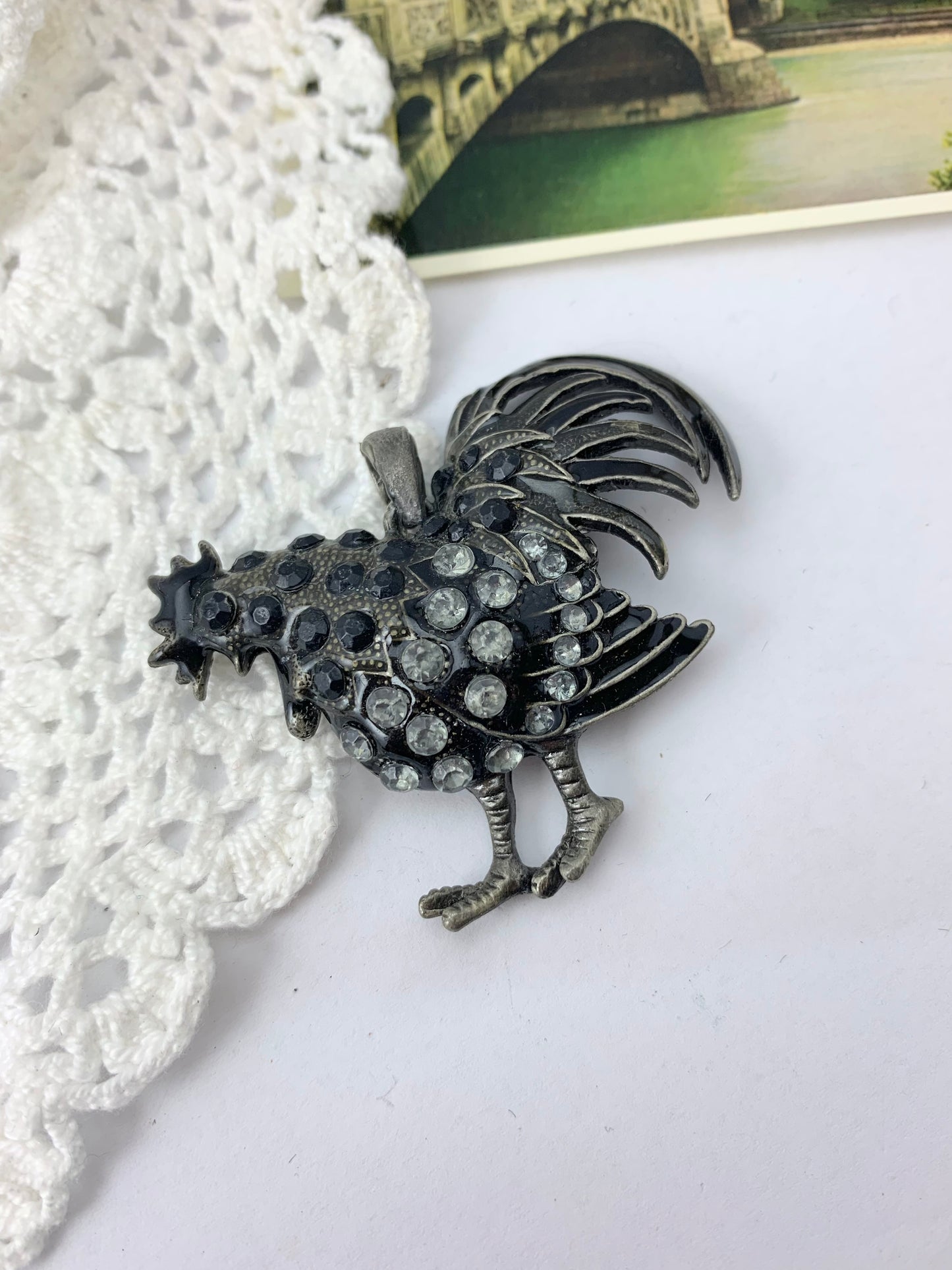 Pendentif coq métal argenté émaillé et strass noir gris la friperie vintage 25