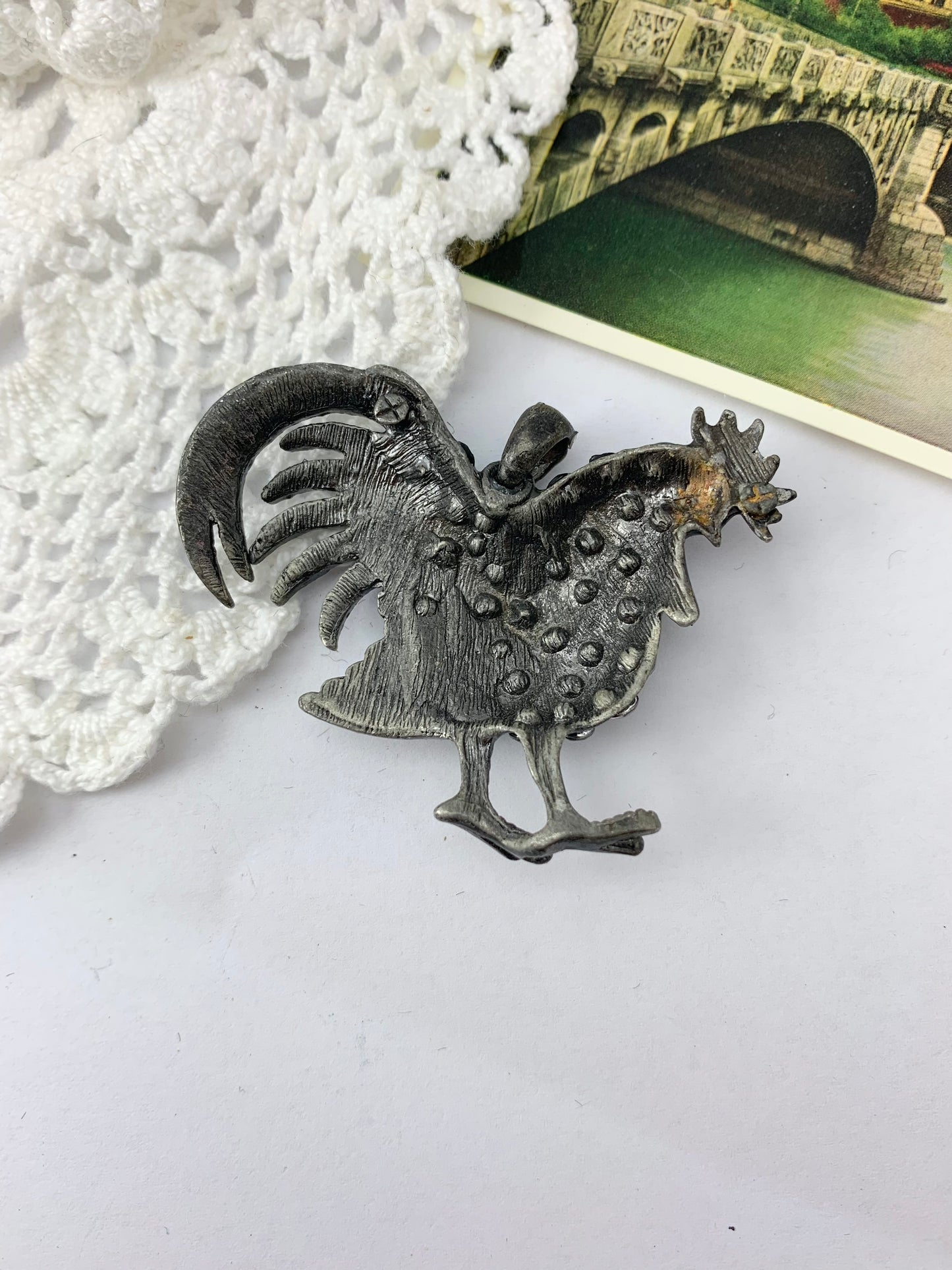 Pendentif coq métal argenté émaillé et strass noir gris la friperie vintage 25