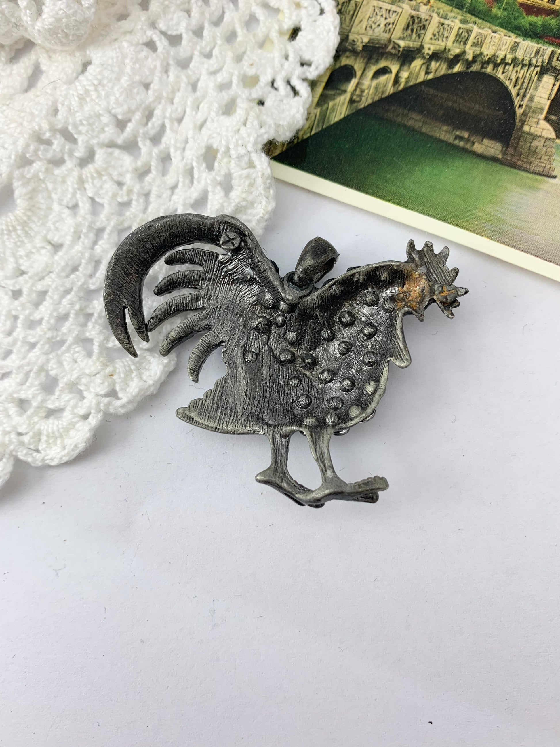 Pendentif coq métal argenté émaillé et strass noir gris la friperie vintage 25
