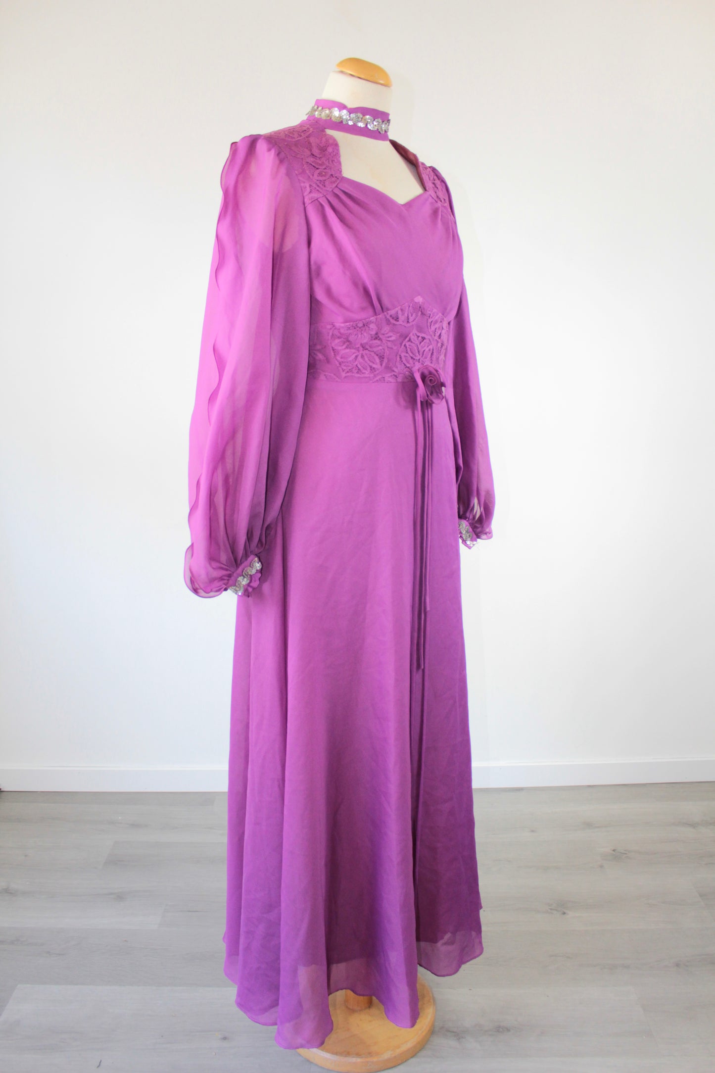 Robe longue vintage violette à sequins pour occasions