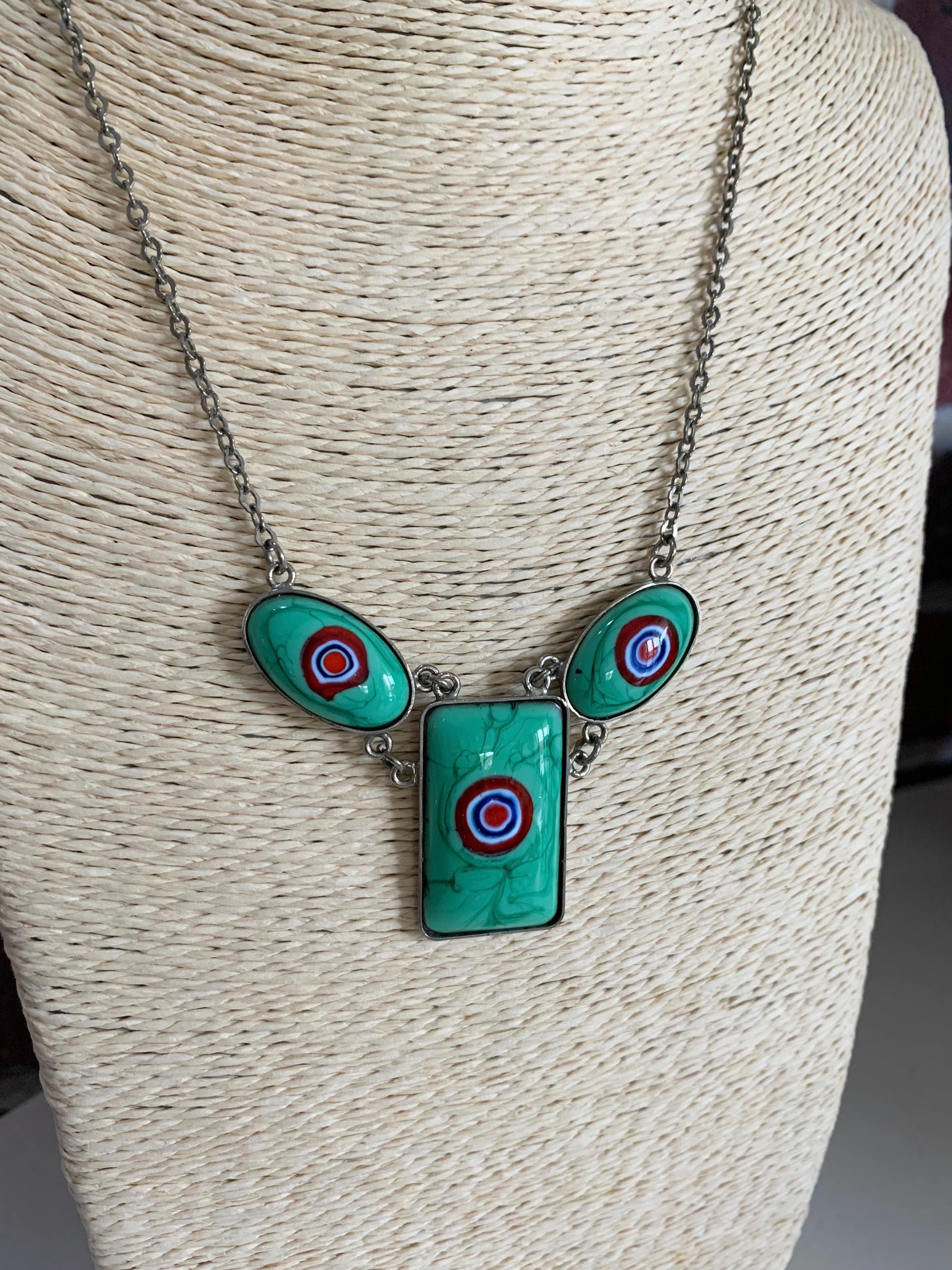 Collier métal argenté et maillons vert et rouge la friperie vintage 25