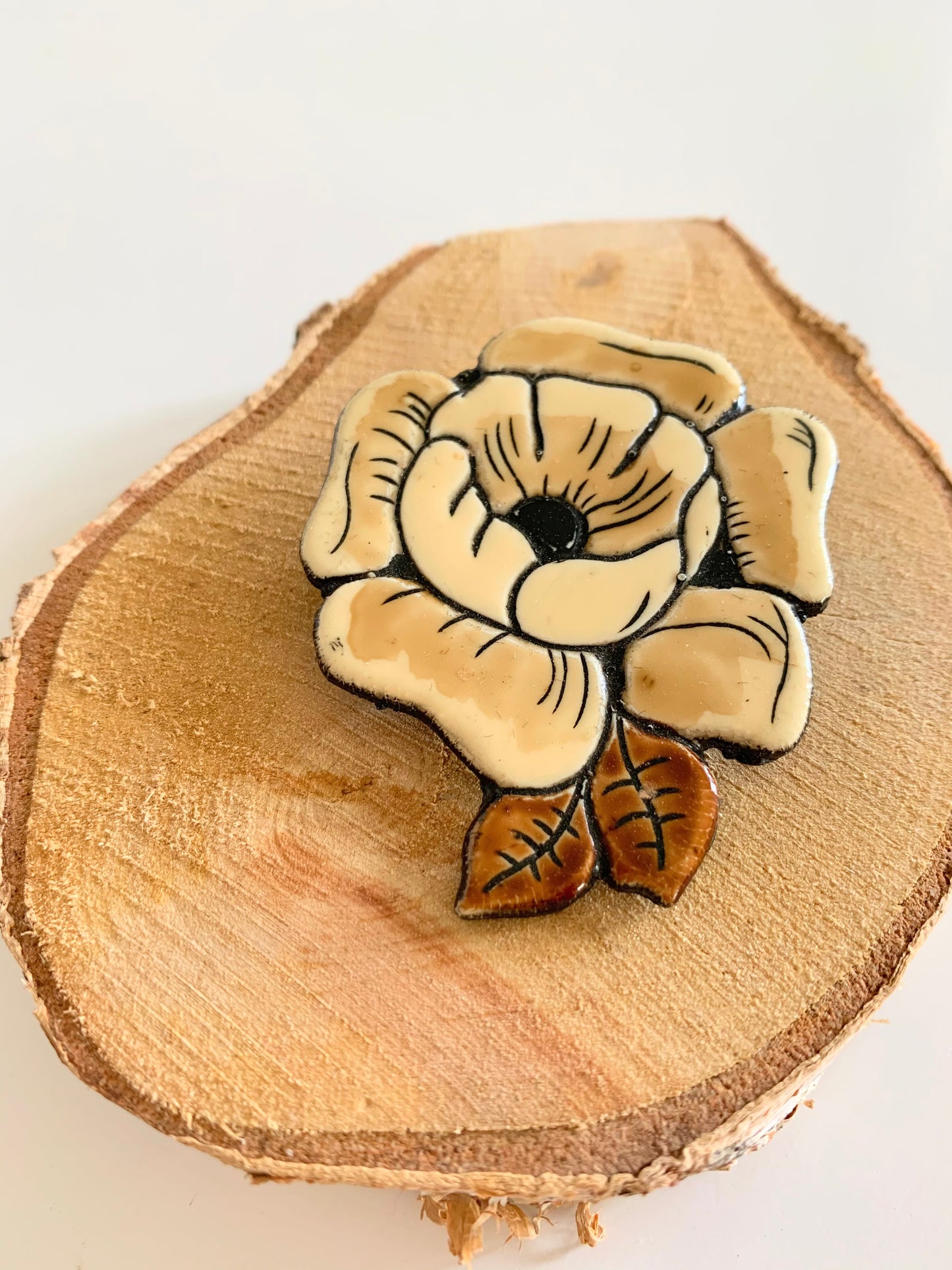 Broche vintage fleurs beige en bois La friperie vintage la friperie vintage 25