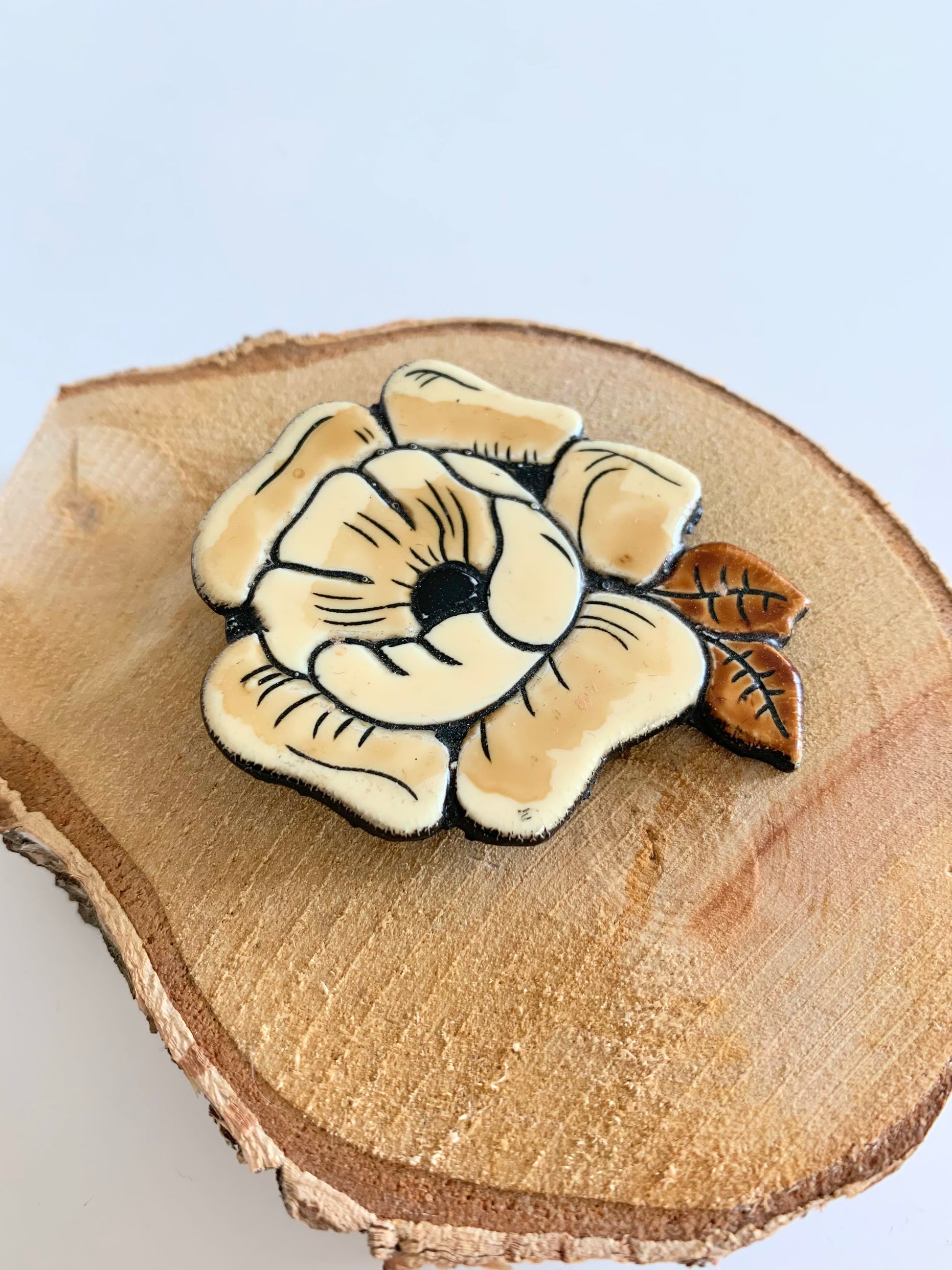 Broche vintage fleurs beige en bois La friperie vintage la friperie vintage 25