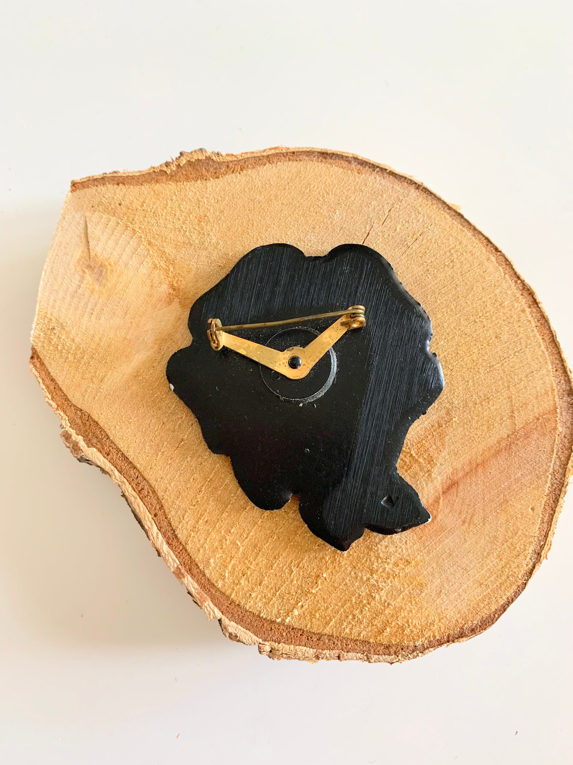 Broche vintage fleurs beige en bois La friperie vintage la friperie vintage 25