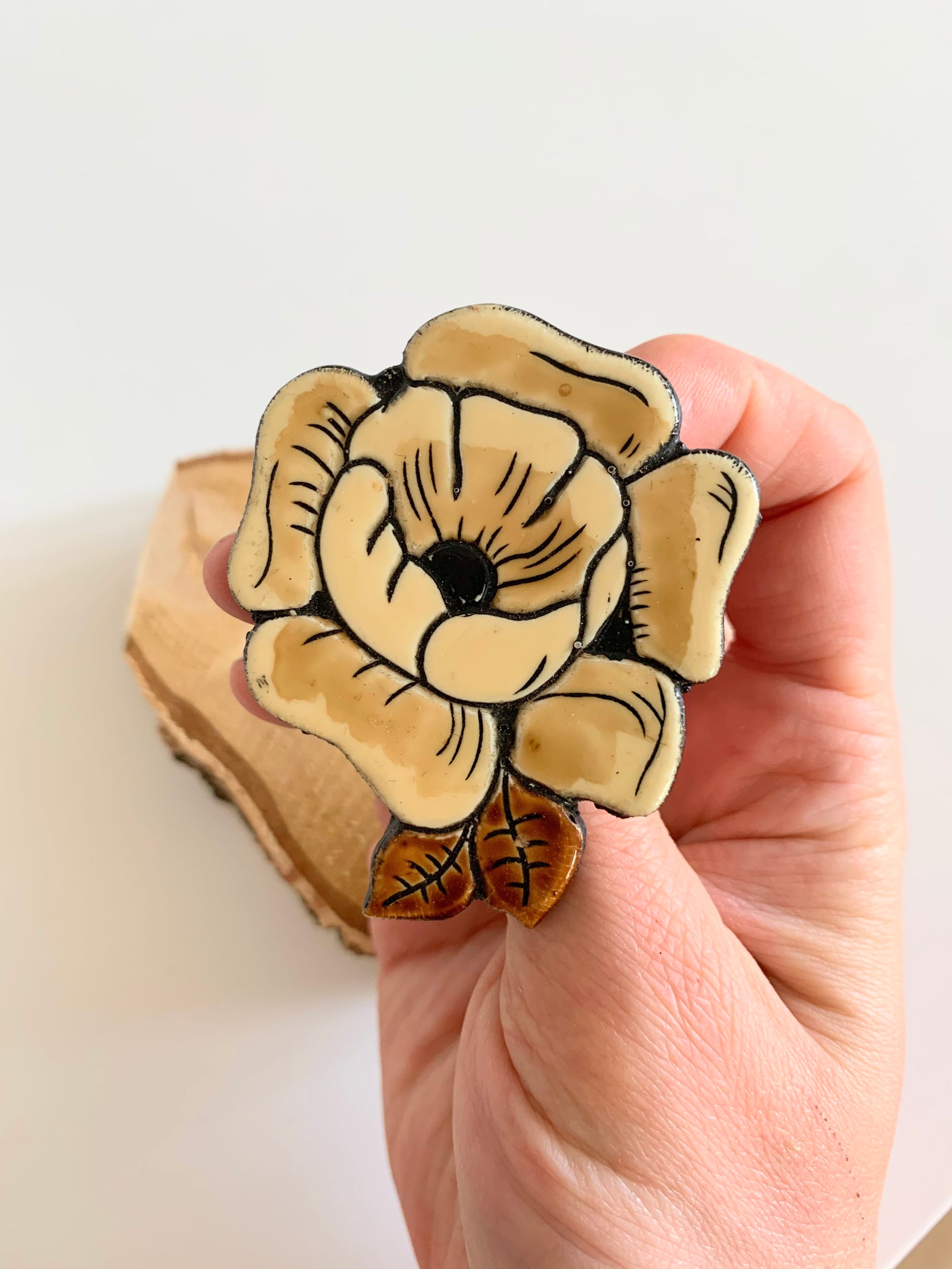 Broche vintage fleurs beige en bois La friperie vintage la friperie vintage 25