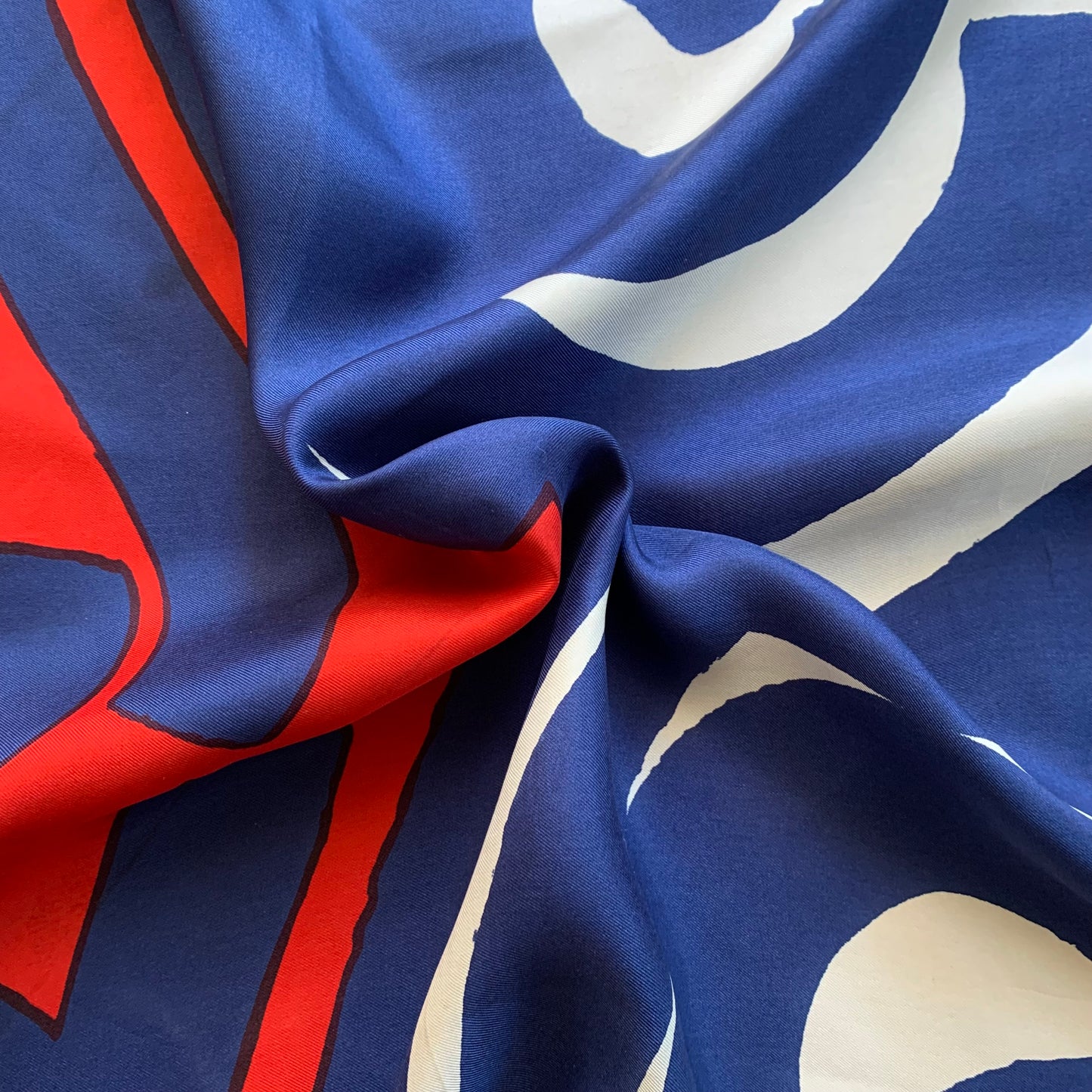 Foulard carré vintage en soie rouge et bleu La friperie vintage la friperie vintage 25