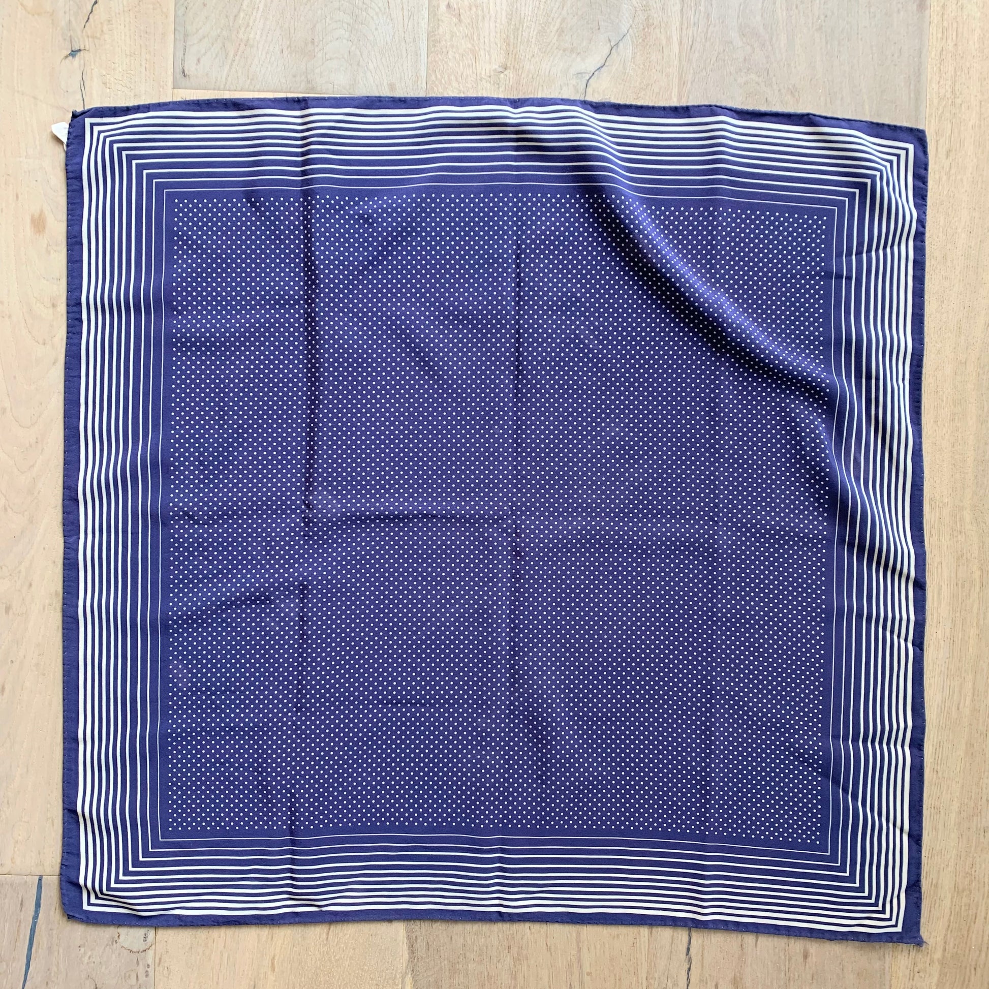 Foulard soie vintage bleu à pois blanc La friperie vintage la friperie vintage 25