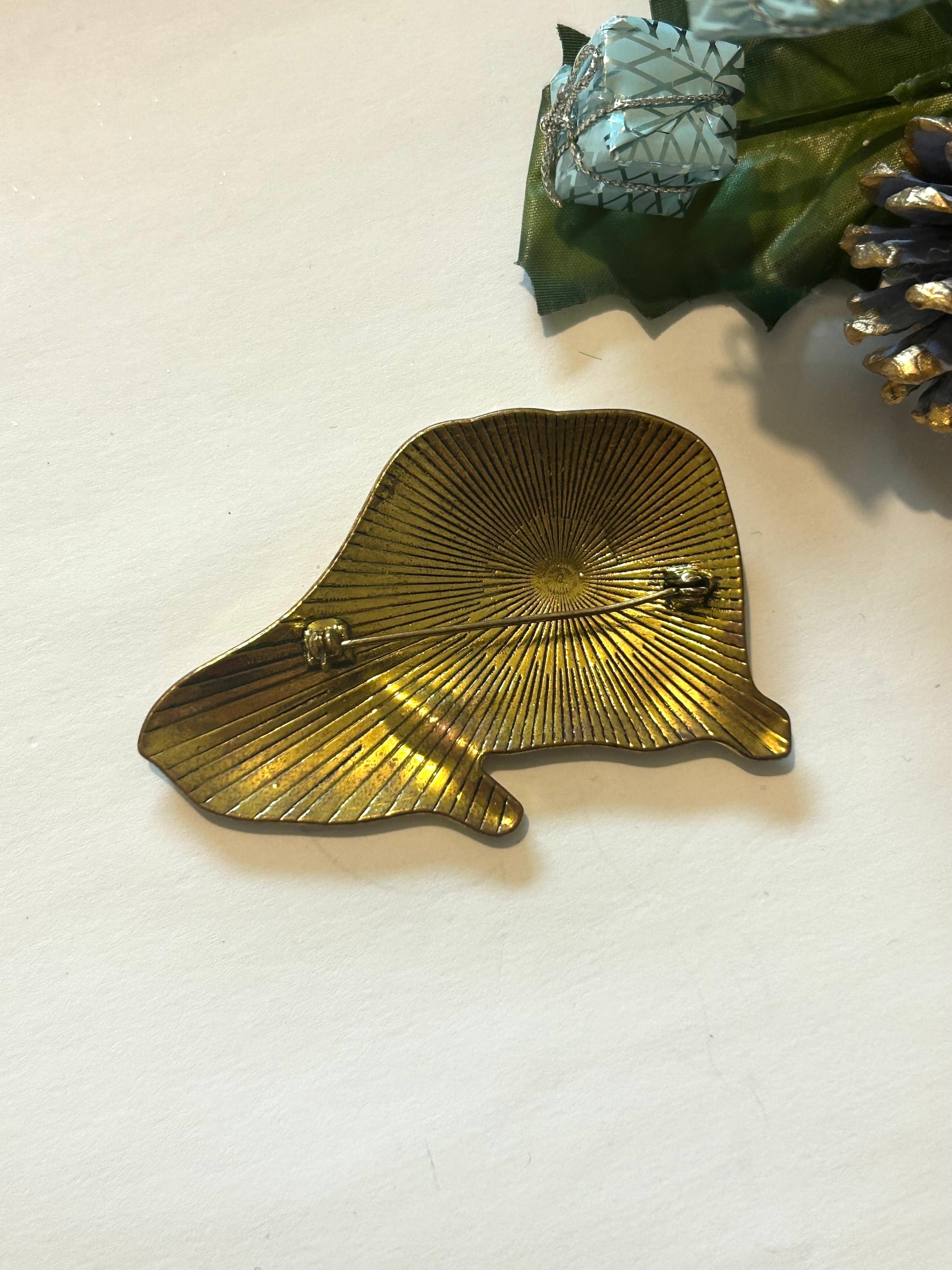 Broche vintage bison préhistorique métal doré la friperie vintage 25