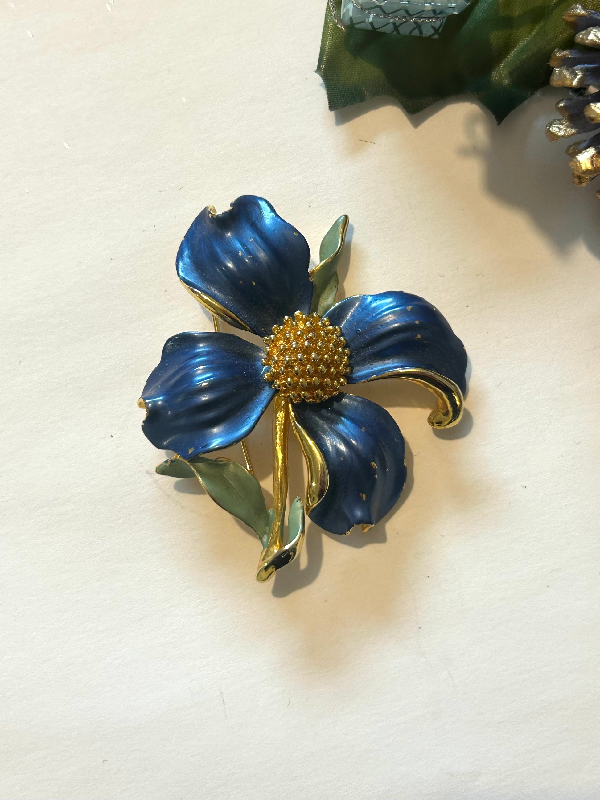Broche fleur vintage émail bleu la friperie vintage 25