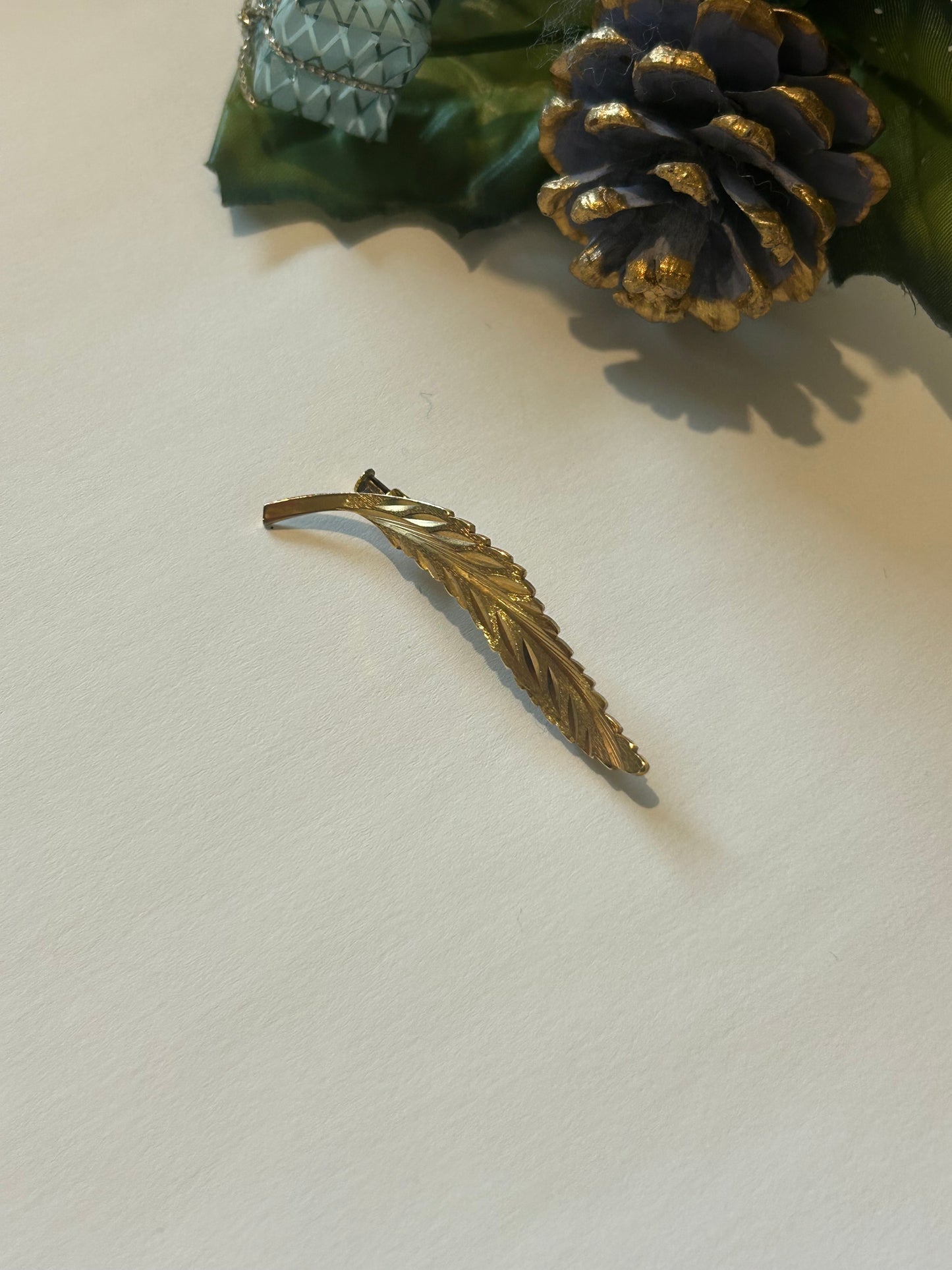 Broche vintage plume dorée