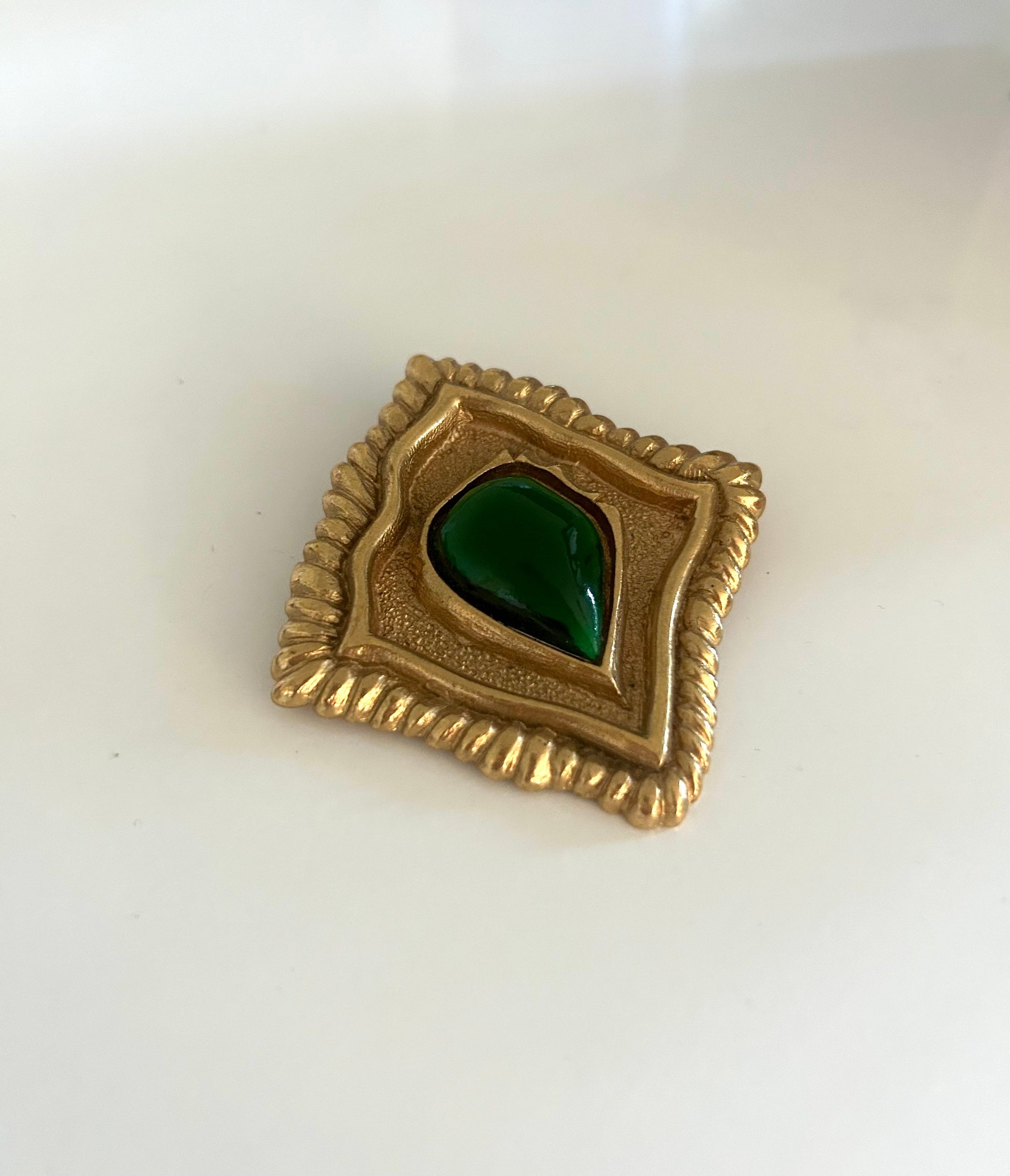Broche vintage dorée & pierre verte – Scherrer Paris la friperie vintage 25