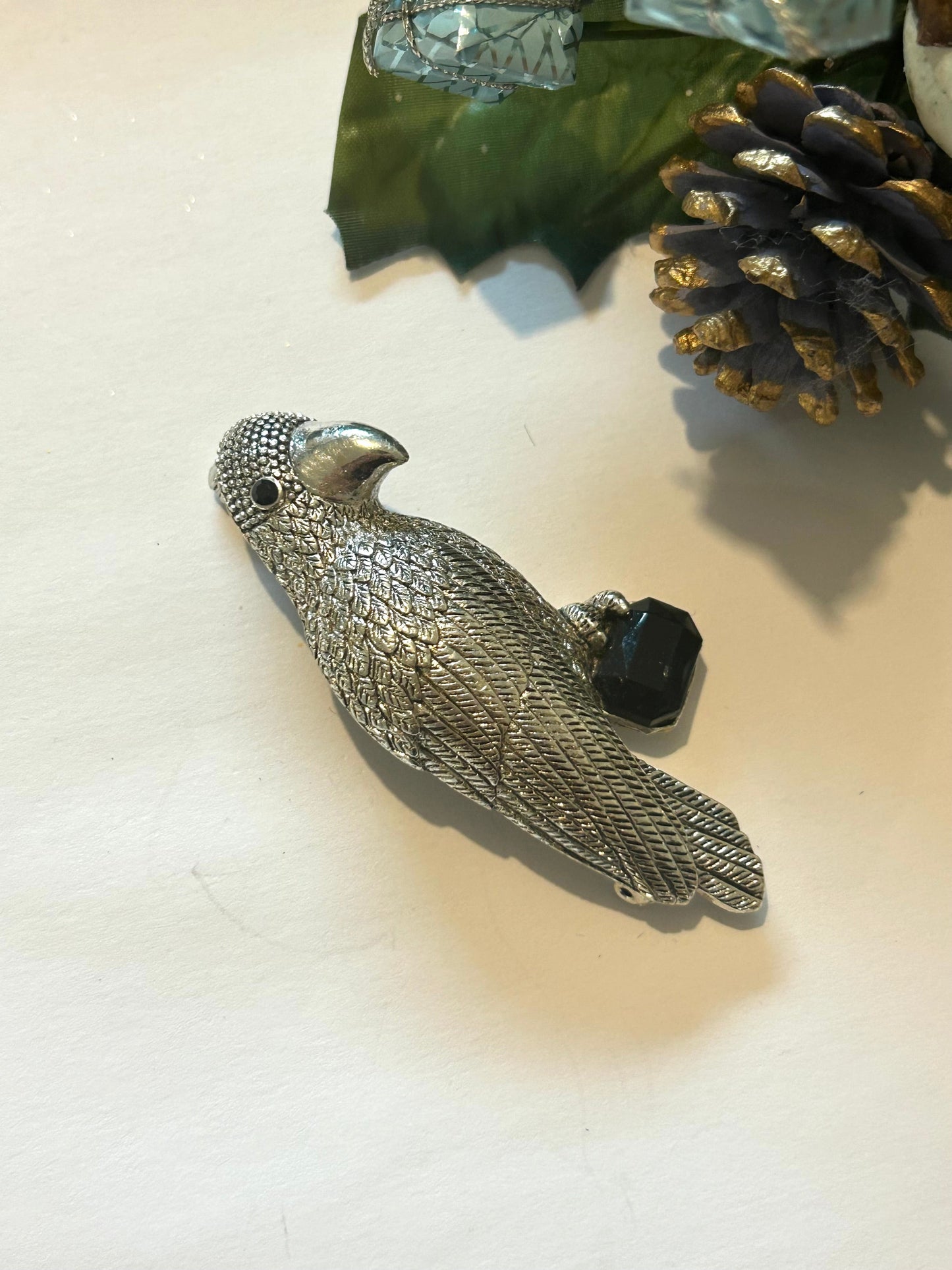 Broche vintage perroquet argenté la friperie vintage 25