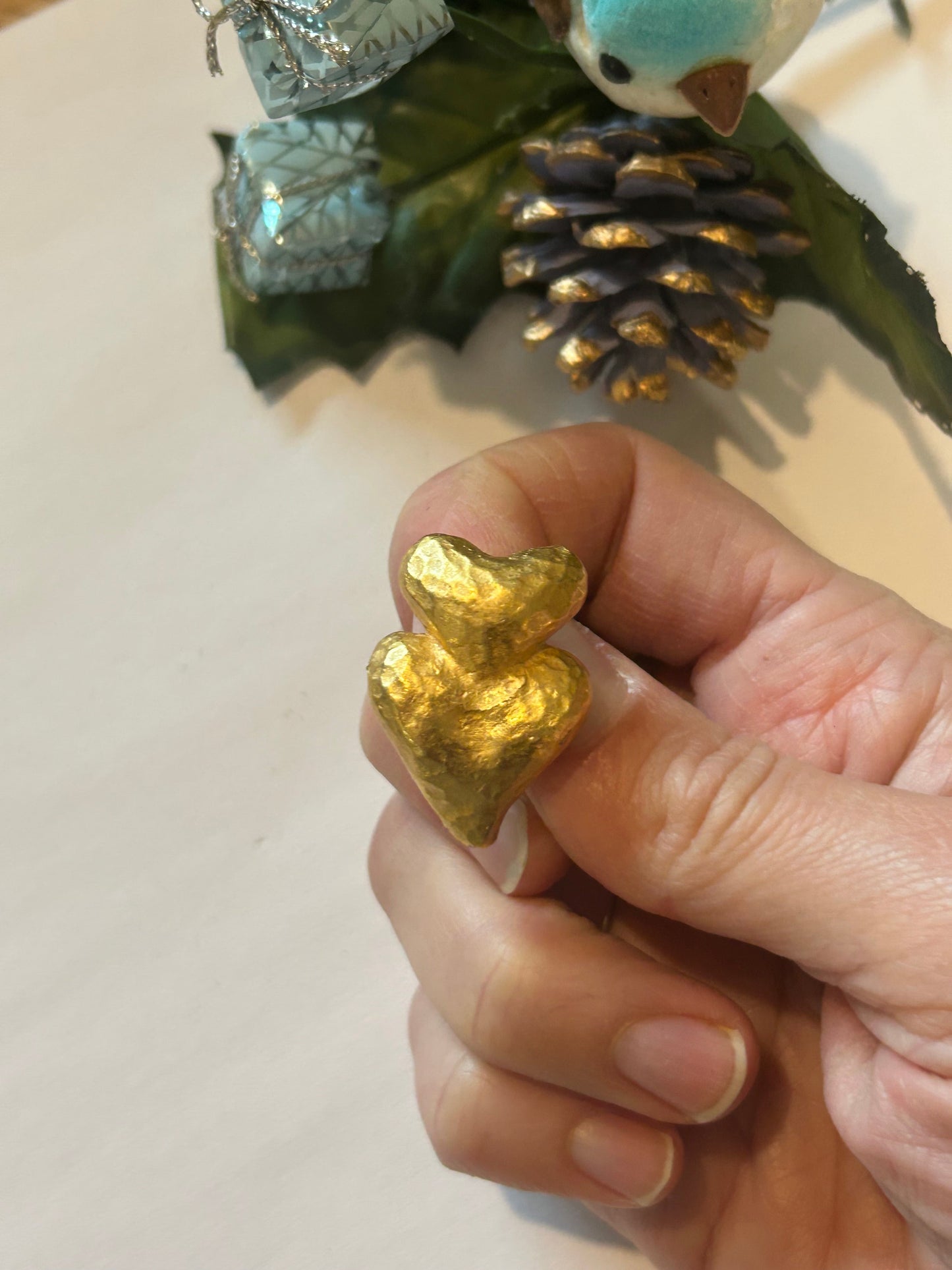 Broche vintage double cœur martelé doré – Années 1970 la friperie vintage 25