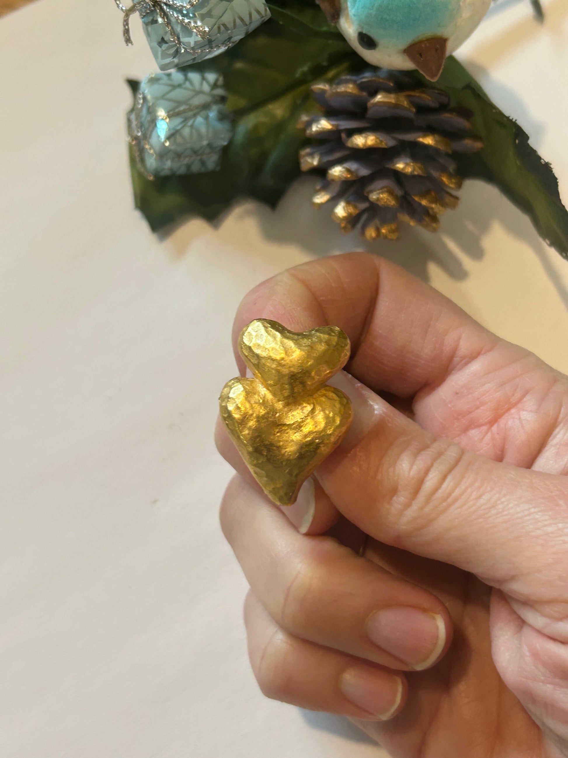 Broche vintage double cœur martelé doré – Années 1970 la friperie vintage 25