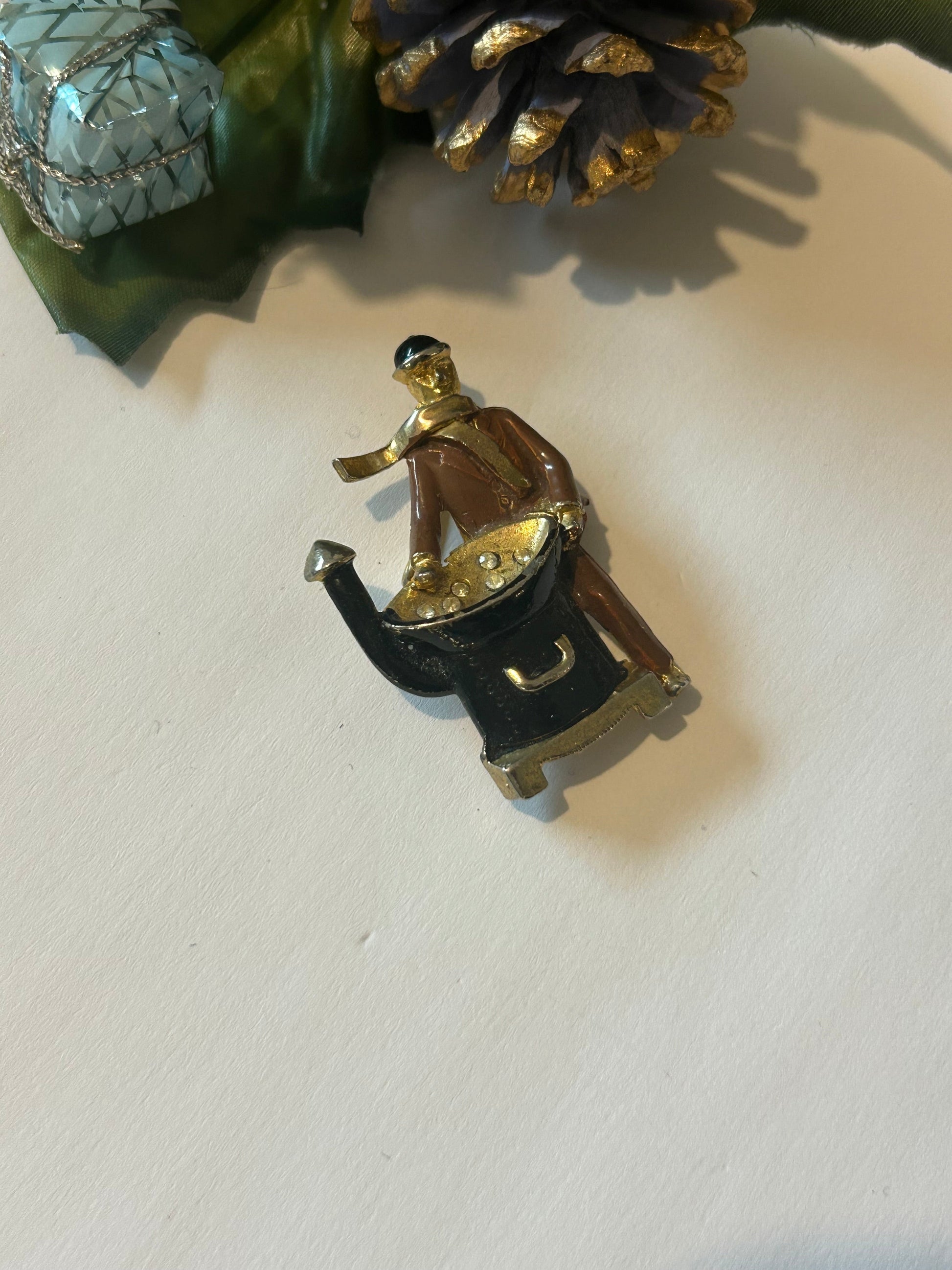 Broche vintage vendeur de marrons chauds – scène parisienne la friperie vintage 25