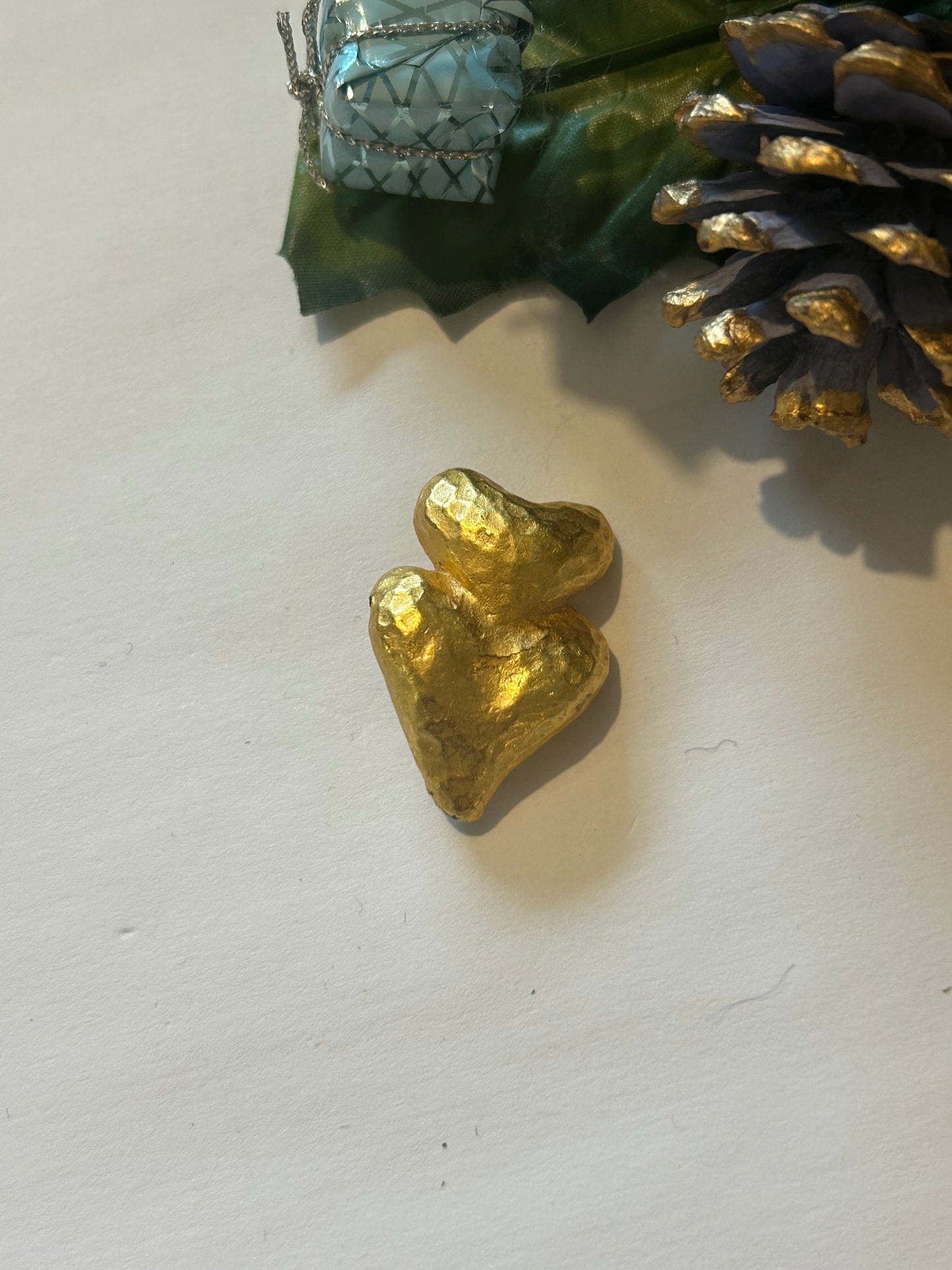 Broche vintage double cœur martelé doré – Années 1970 la friperie vintage 25