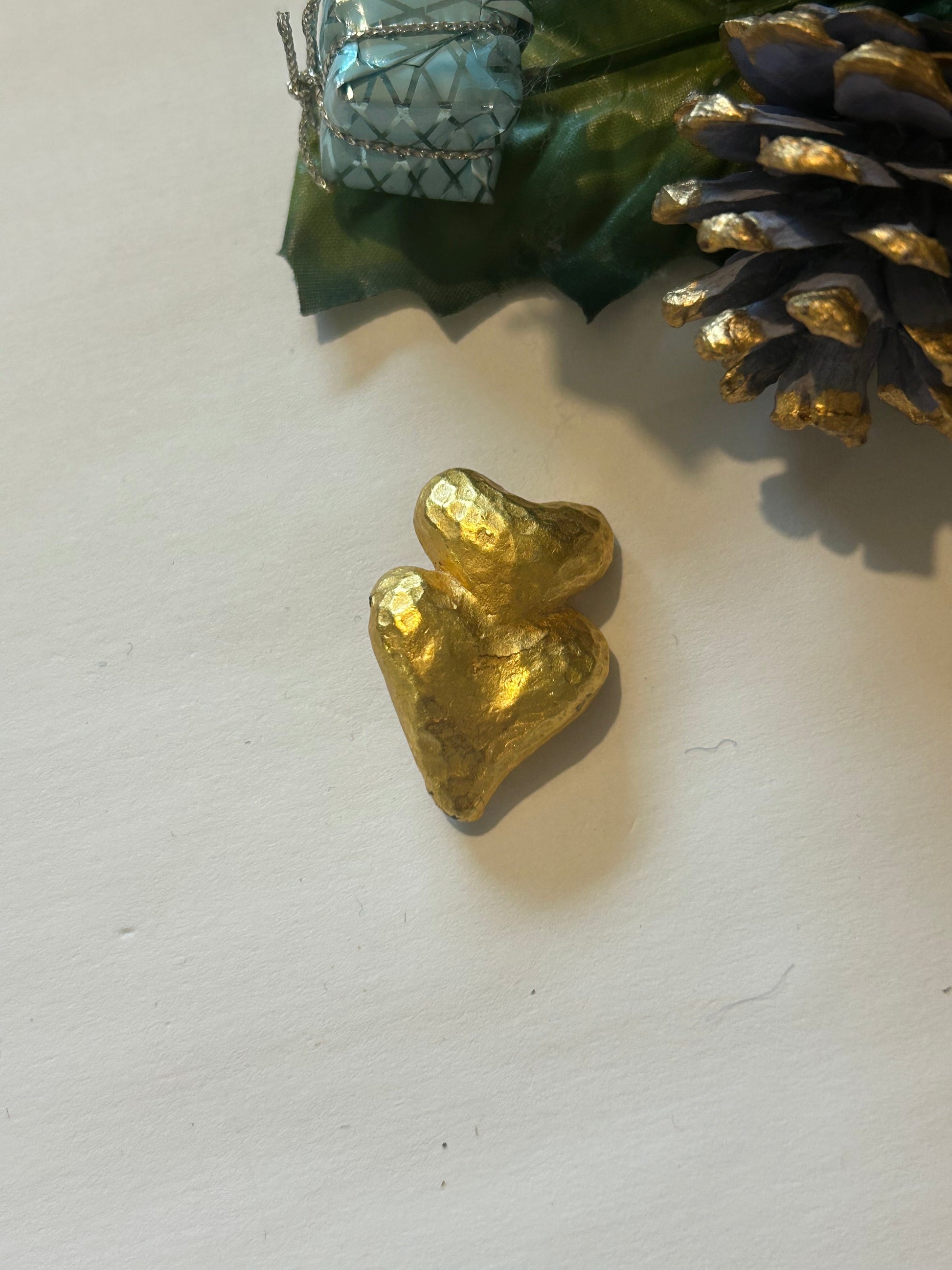 Broche vintage double cœur martelé doré – Années 1970 la friperie vintage 25