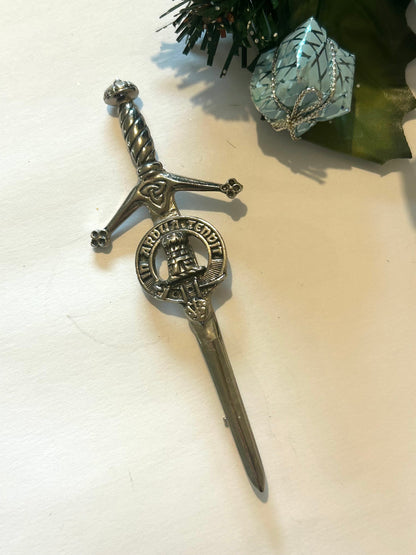 Broche vintage In Ardua Tendit Épée écossaise la friperie vintage 25