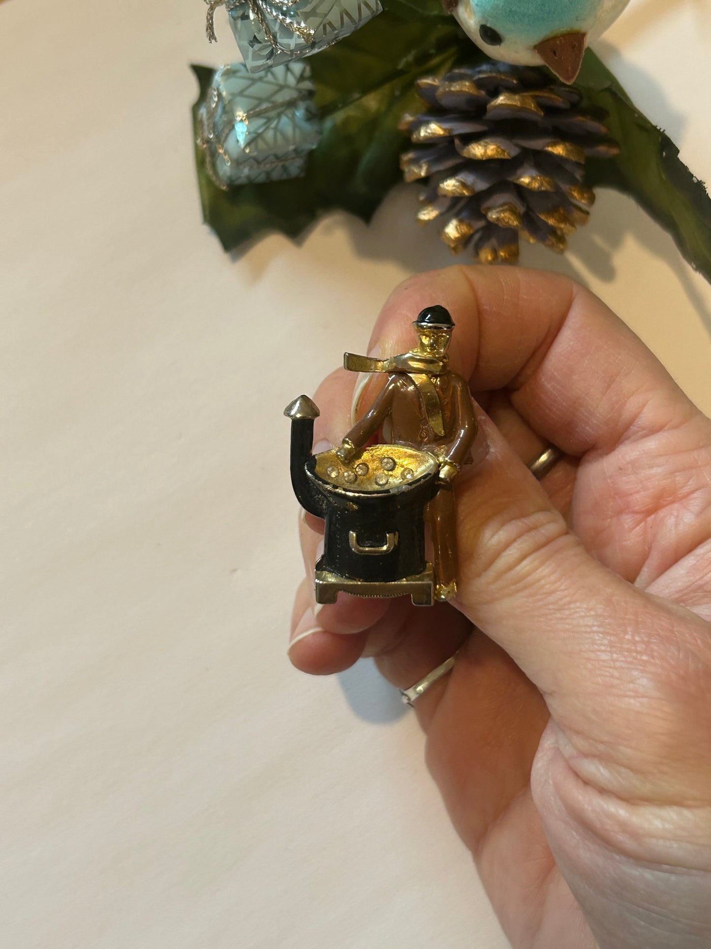 Broche vintage vendeur de marrons chauds – scène parisienne la friperie vintage 25