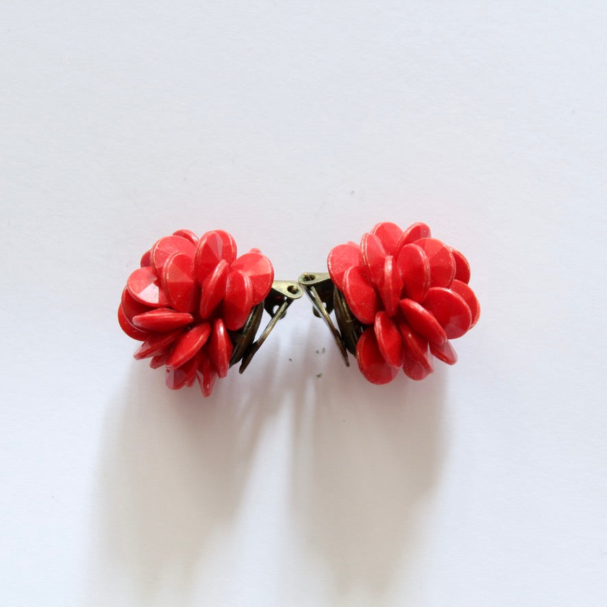 Boucles d'oreille clips vintage fleur plastique rouge la friperie vintage 25