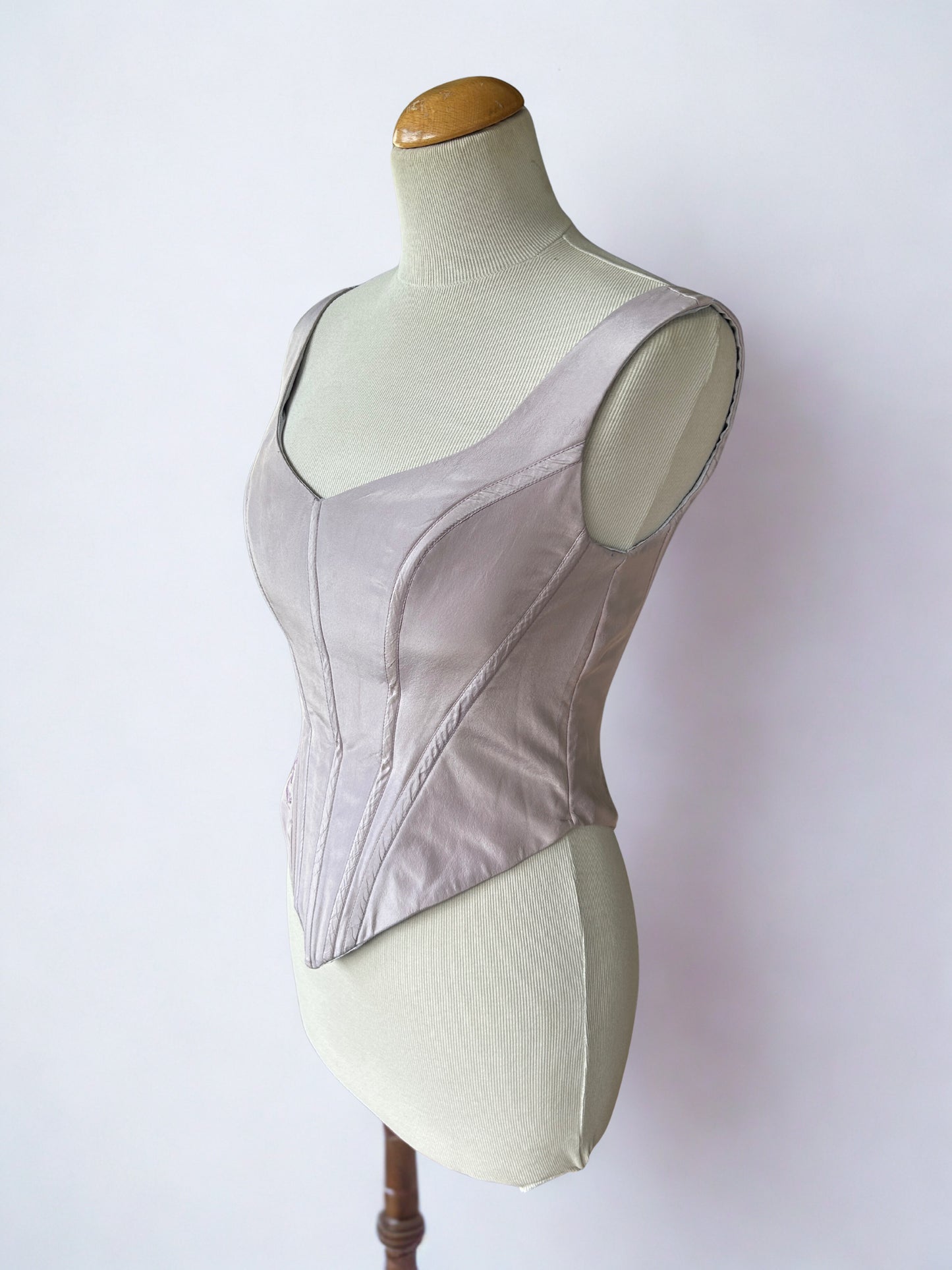 Corset satin lilas brodé en pointe
