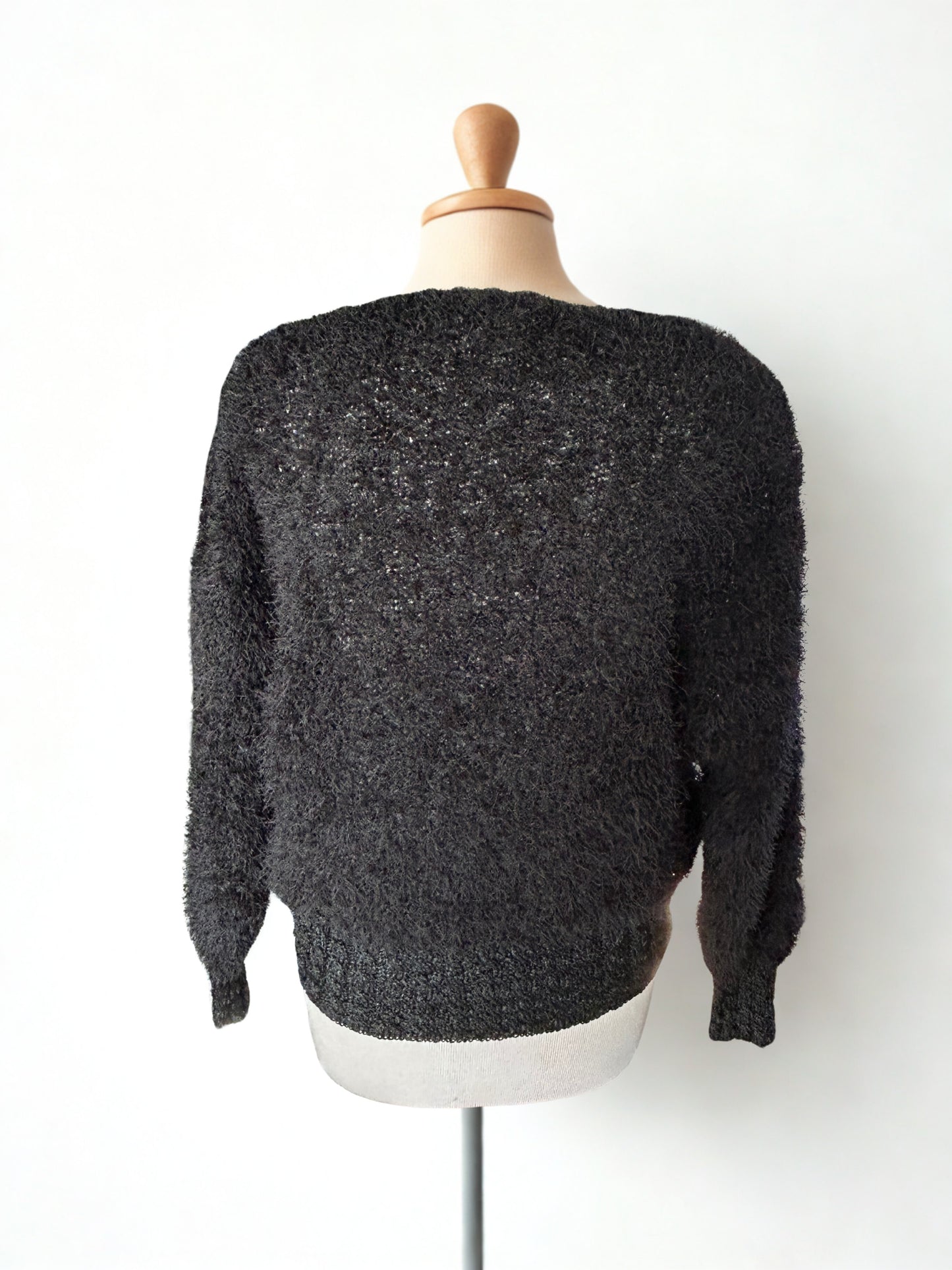 Pull vintage noir brodé fleurs bleues