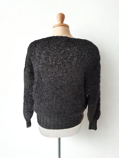 Pull vintage noir brodé fleurs bleues