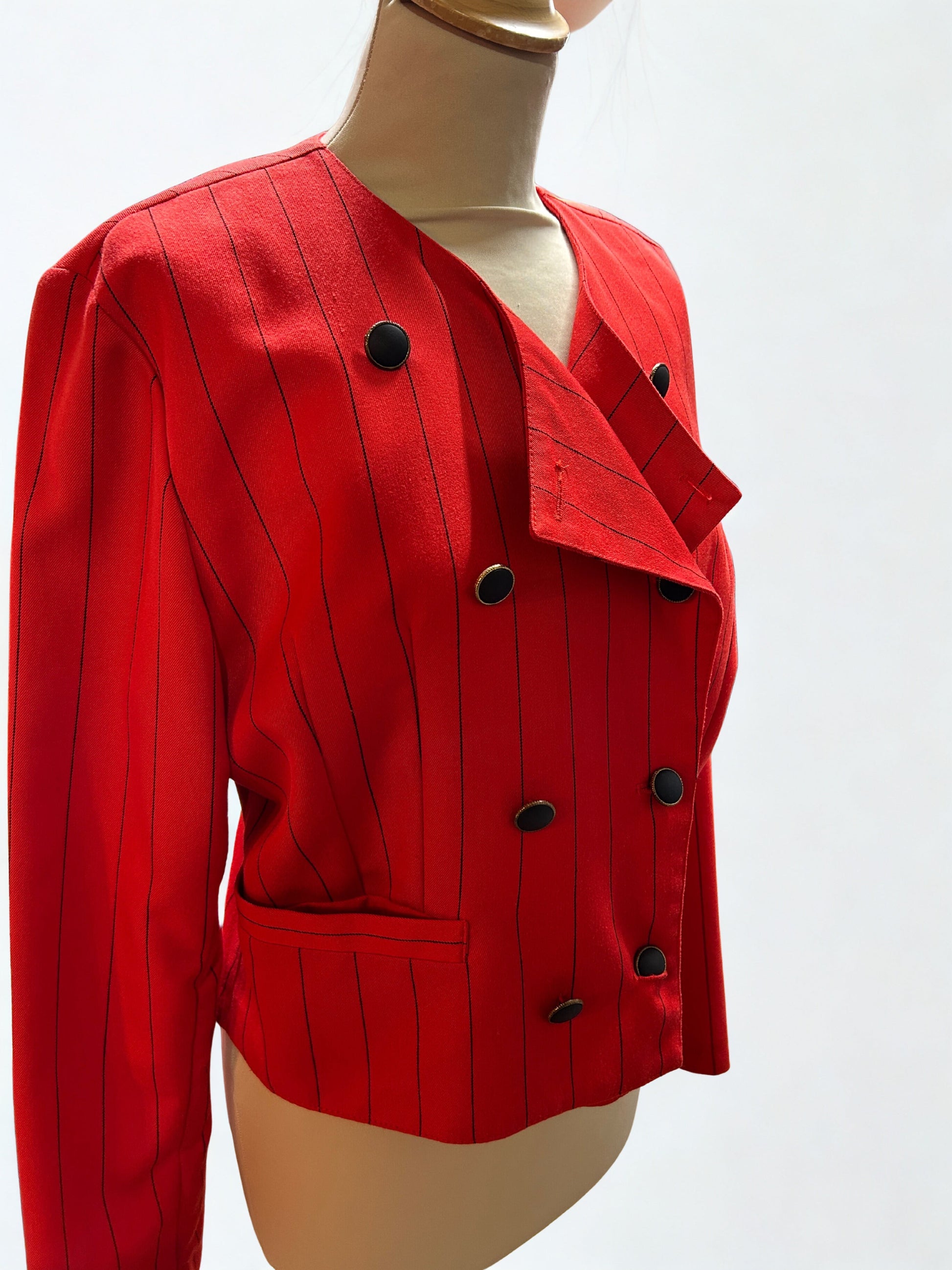 Veste courte vintage rouge à fines rayures noires 80’s la friperie vintage 25