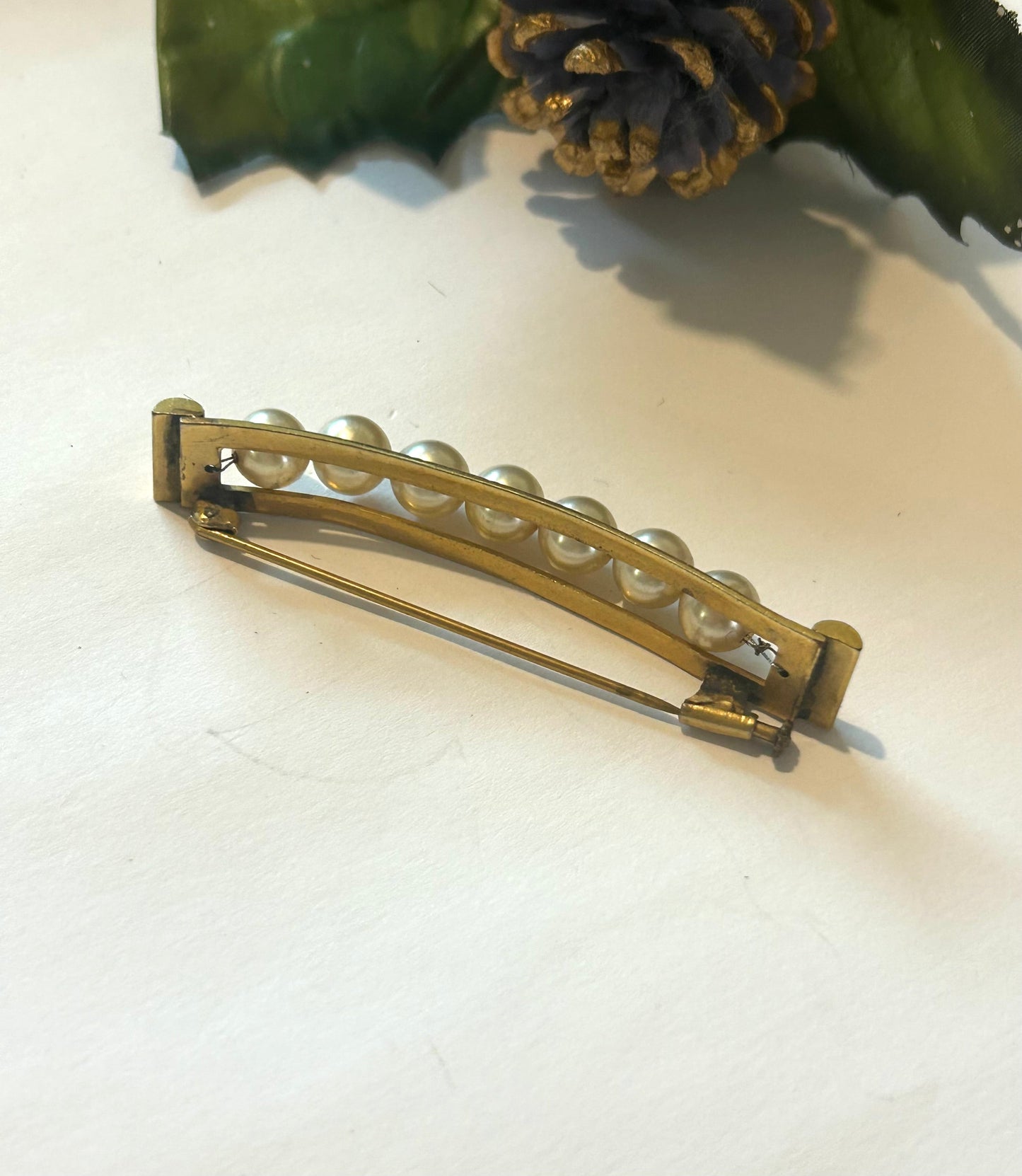 Broche vintage perles nacrées metal doré années 60 la friperie vintage 25