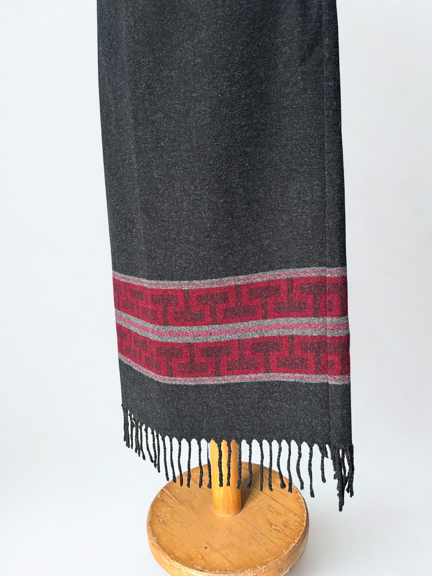 Jupe longue vintage noire à franges – Motif géométrique bordeaux