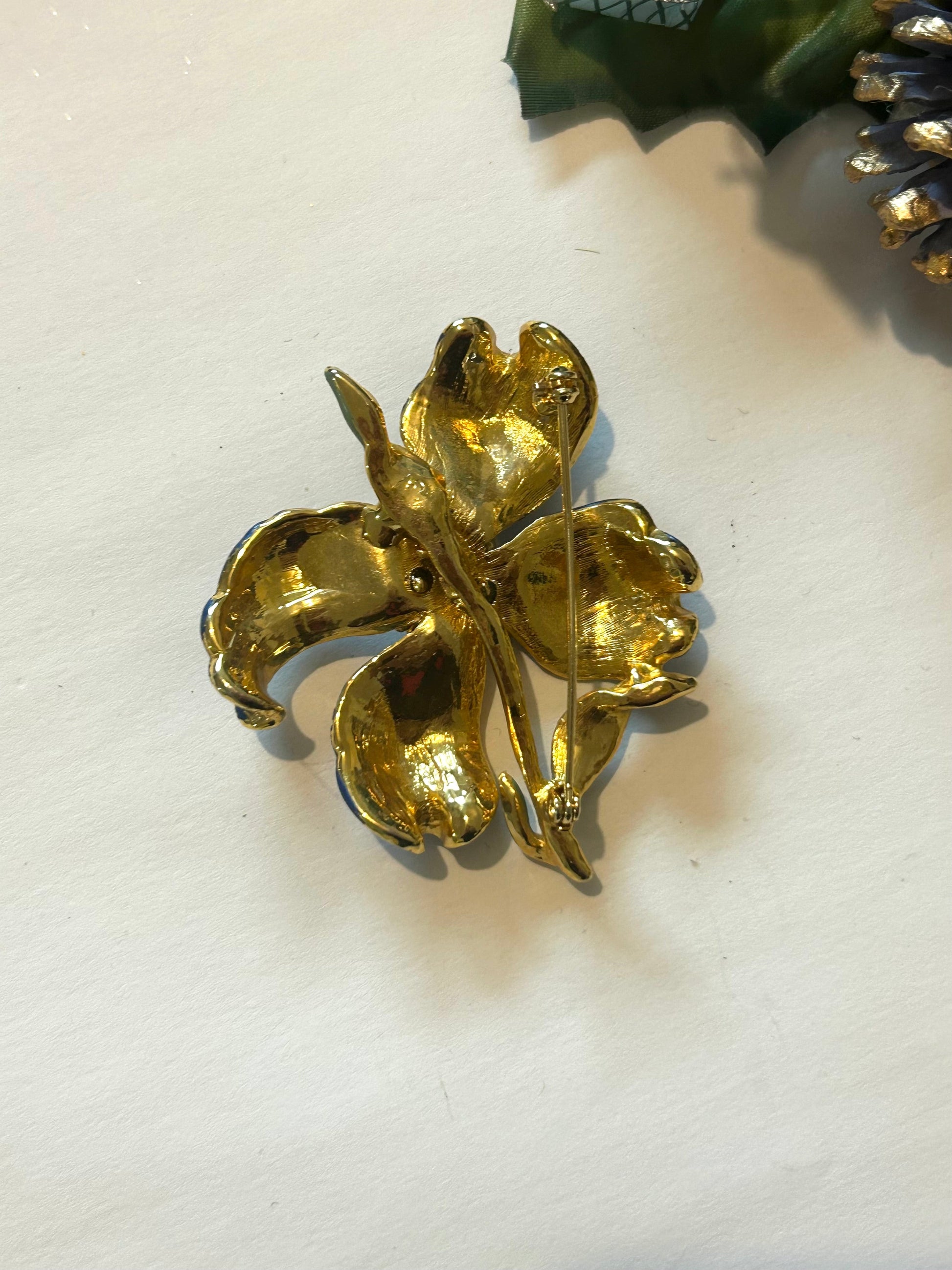 Broche fleur vintage émail bleu la friperie vintage 25