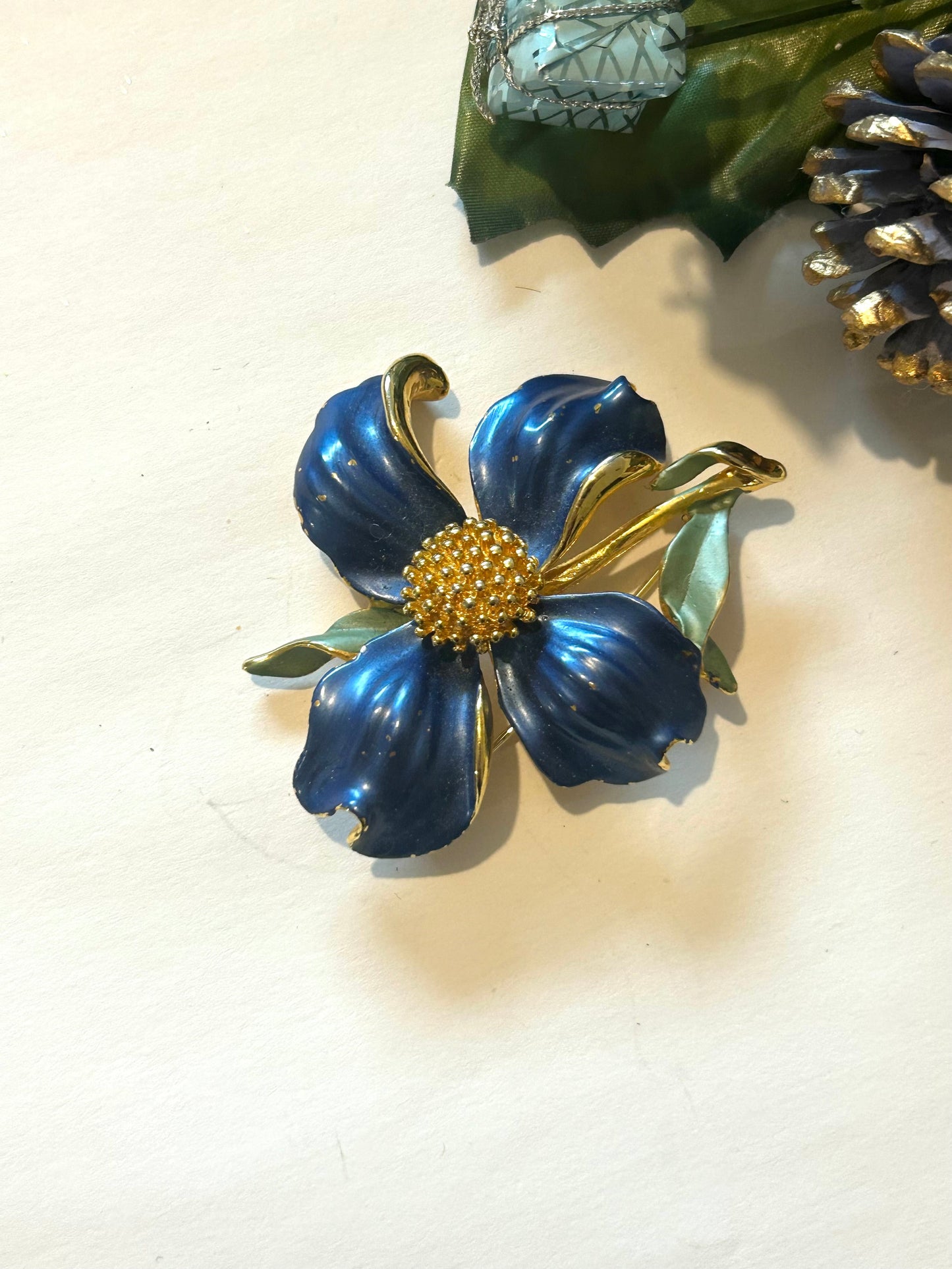 Broche fleur vintage émail bleu la friperie vintage 25