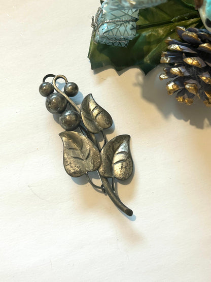 Broche vintage feuillage à baies 60’s la friperie vintage 25