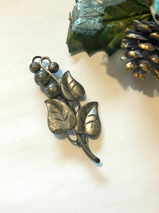 Broche vintage feuillage à baies 60’s la friperie vintage 25