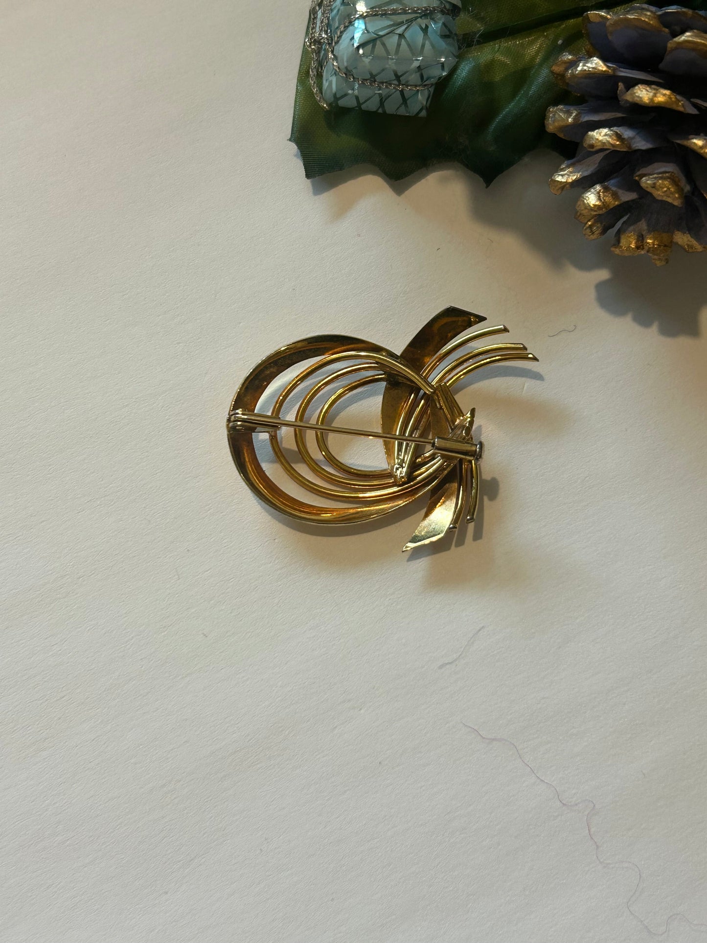 Broche vintage dorée spirale la friperie vintage 25