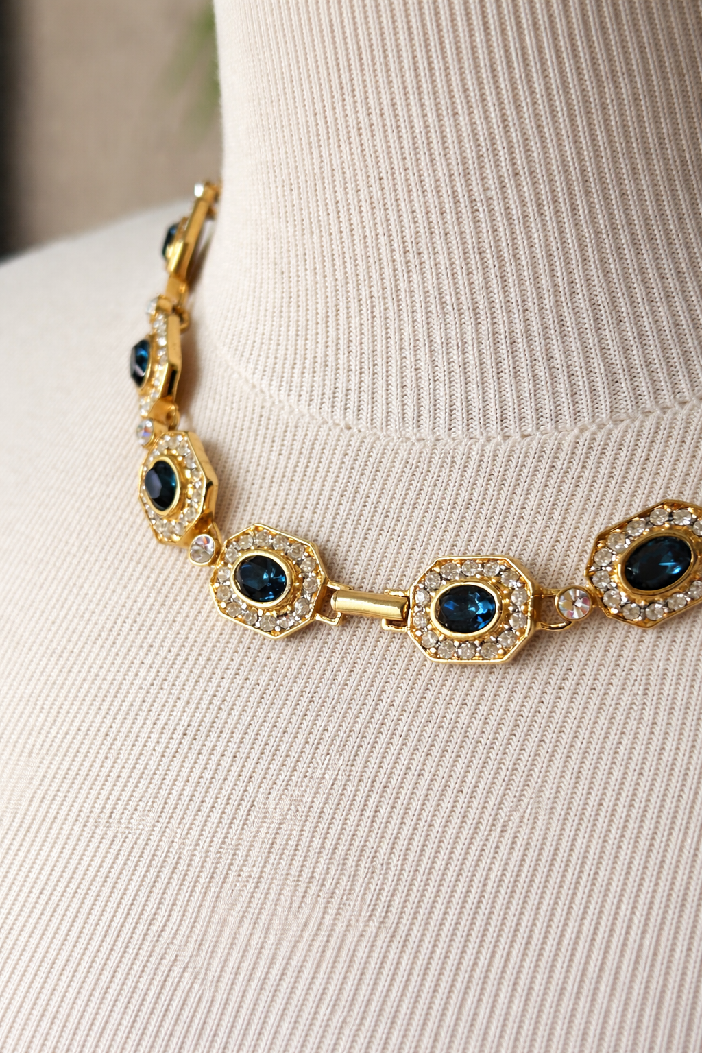 Collier vintage signé doré pierres bleu saphir