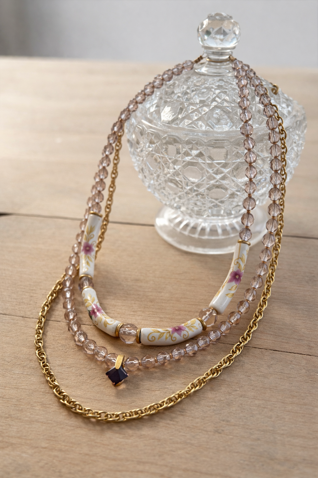 Collier multirang vintage upcyclé perles roses, céramique fleurs & chaîne dorée