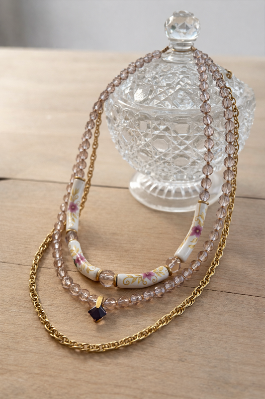 Collier multirang vintage upcyclé perles roses, céramique fleurs & chaîne dorée